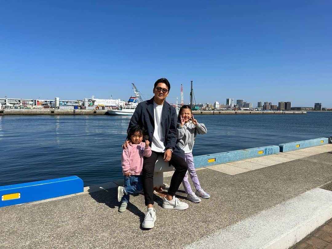 嵜本将光 のインスタグラム：「超良い天気だった！  娘と釣りに行く約束をした。  #神戸港」