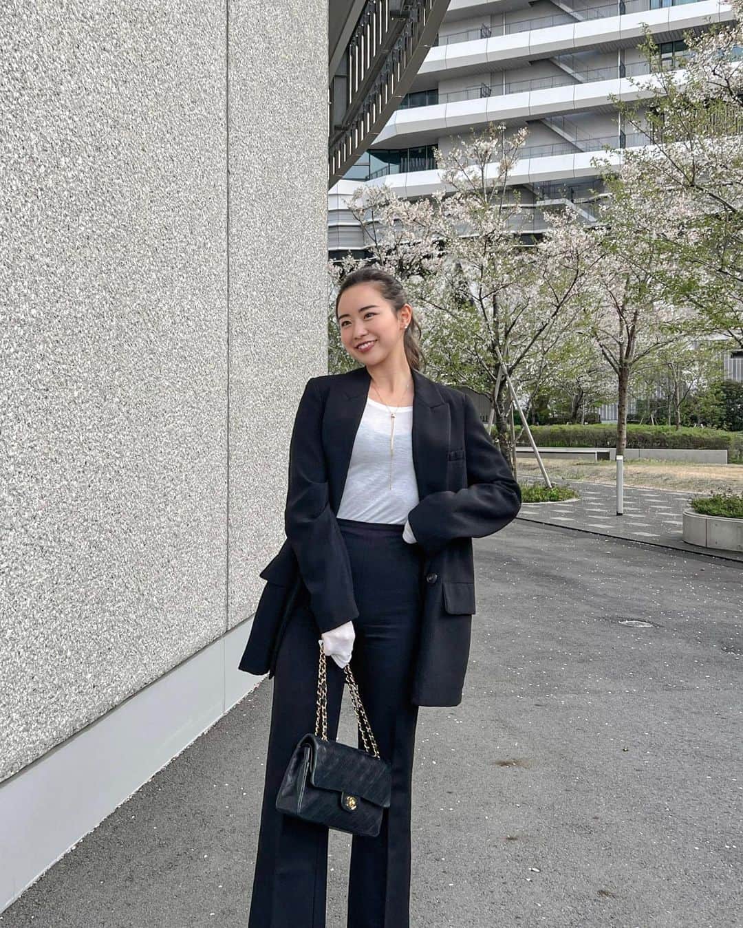 のインスタグラム：「先日、はじめて歌舞伎観劇へ🌸  実は小さい頃からファイナルファンタジーが大好きで。笑 中でも1番好きなシリーズだったのでとても楽しみにしていたんだけど、想像以上に楽しかった🥹 演者さんの皆さん大尊敬です、、、  ということで珍しく大人っぽいコーディネートでした。  #2枚目手で隠してるけどビールです #またまた時差投稿」