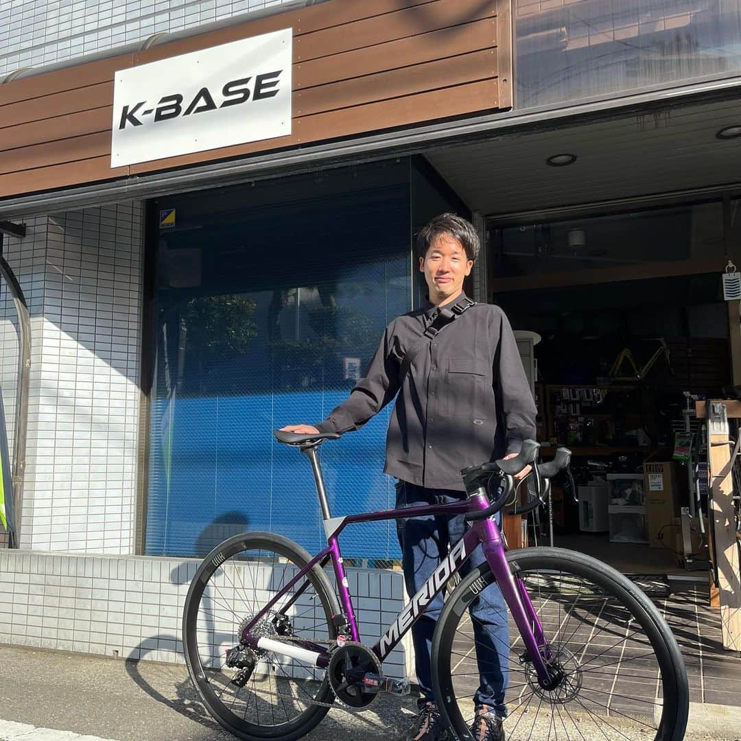 松永大介のインスタグラム：「本日K-baseさん(@k_base_diary )にてロードバイクを納車いたしました🚲  お店の加藤さんとは横浜高校の同級生という縁があり、納車に至るまで手厚くサポートしていただきました。 本当にありがとうございます！  これから事故の無いようロードバイク生活を楽しみたいと思います！  相談に乗ってくれた口町と丸山もありがとう！ @ryo.kuchimachi @karen_maruyama   #K-base #横浜高校 #meridabikes #scultura  #shimano #105di2  #garmin  #oakley」