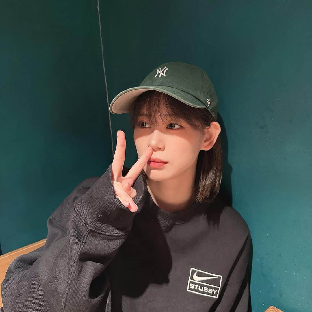末吉咲子のインスタグラム：「はなくそぴーす。 4月も気付けば終わりです。 やり残したこと、ありませんか？  #花粉症が辛い」