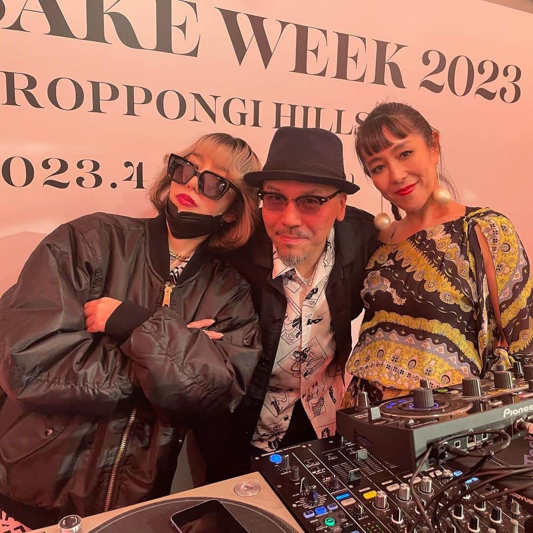 akikoのインスタグラム：「Us in various colors 🏳️‍🌈 @naz_christina_dj @watusi_coldfeet   #craftsakeweek」