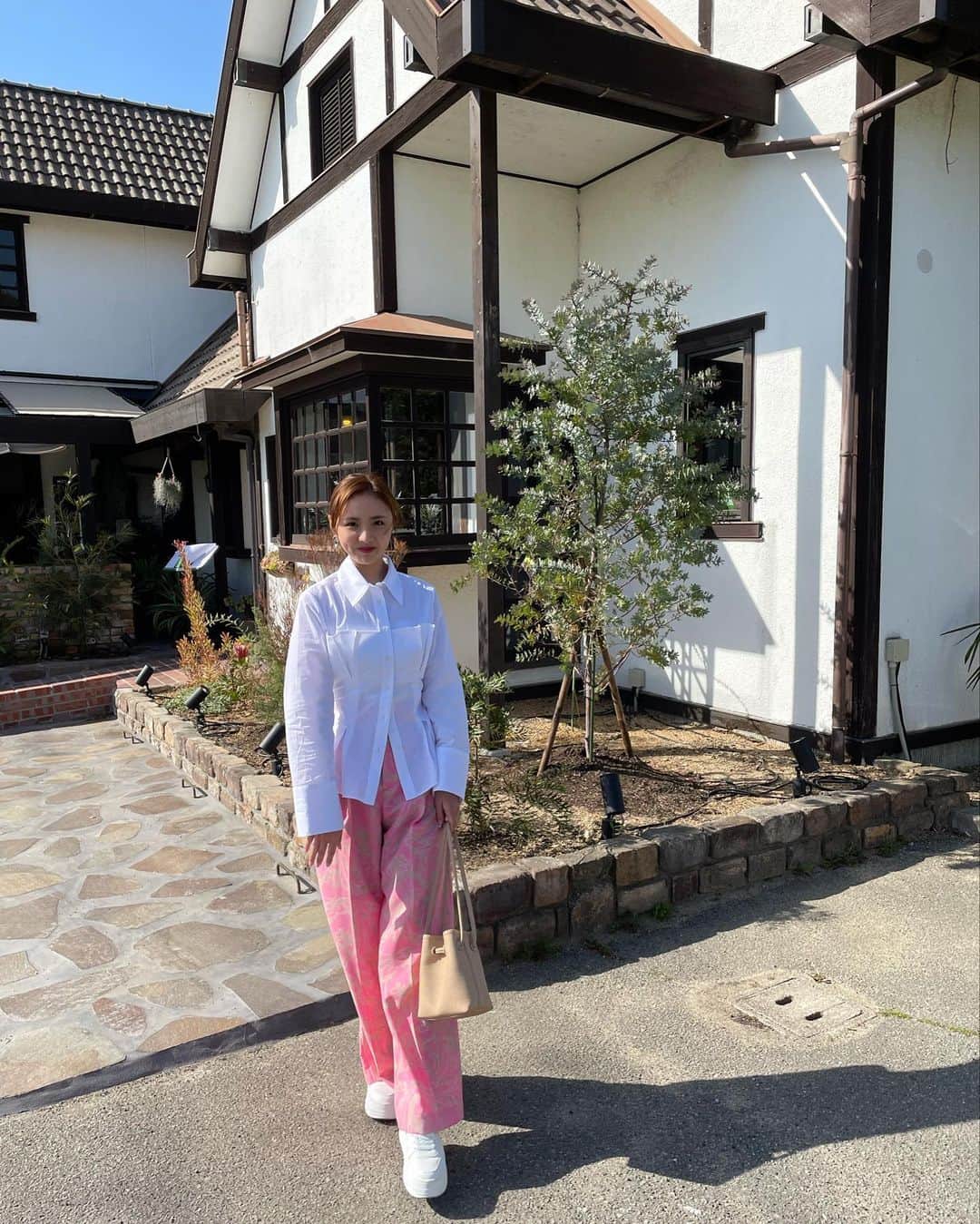 摩耶裕のインスタグラム：「. . 最近何かと忙しない日々を過ごしていたので久しぶりに 深呼吸出来たような休日を過ごせました☺️🌷  しっかり休息する事も大切ですね😌 皆さんもきっと新しいお仕事や学校生活にワクワクと共に 慣れない事もありお疲れになる事もあるかと思いますが、日々の小さな癒しを見つけて乗り越えていきましょうね🧸✨  自分の機嫌は自分で取る。 これは結構、私的には理にかなっているなぁと思うので 私は毎日、何かしら自分でご機嫌をとっております。笑  今日はお気に入りのお洋服で♪ シャツはコルセットぽいデザインに惹かれ購入しました✨ パンツは#irene で受注していたもので楽しみに待っていました💗 さらっと履きやすくてお気に入りすぎです✨  #風が吹き荒れてた  #お気に入り のお洋服🫶」