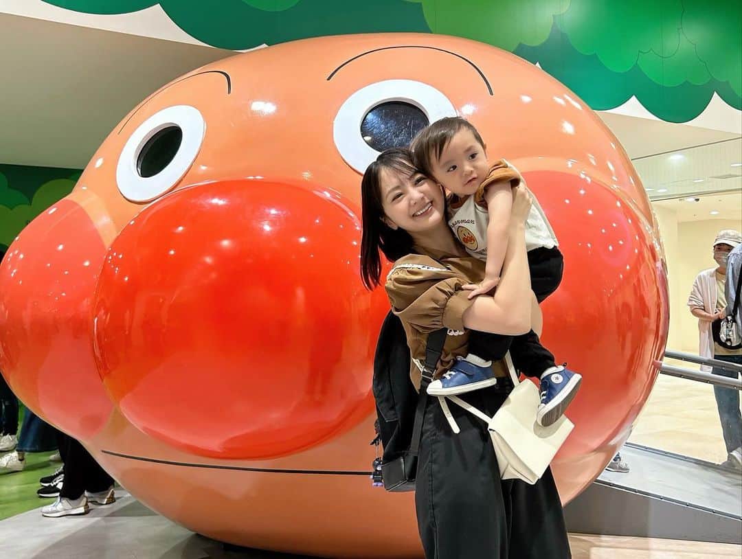 浜田翔子さんのインスタグラム写真 - (浜田翔子Instagram)「横浜のアンパンマンミュージアム2回目いってきました‼︎  YouTubeもあがりました✨ 妹が一緒にきてくれてありがたい💕  1歳前からハマって 会いに行ってから 『アンパンマン』っていうようになり、 今好きなものはアンパンマンとトミカ🚌特にバスが好きで見かけると手をふり👋バスを『バッ‼︎』と言います‼︎  アンパンマンショーは今回も真剣に見ていました💕  最近病院で何話しますか？と聞かれる事が多くなったので、、何個も言わなきゃだったりして、、 忘れやすいママはメモしとかないとです🥺💦  他は 『ママ、パパ』『わんわん』 『GO!』『え？』『バイバイ』 など話したりします。。 まだまだ宇宙語もいっぱい話してる👽  #anpanmanmuseum #anpanman #アンパンマンミュージアム」4月22日 21時24分 - shoko_hamada