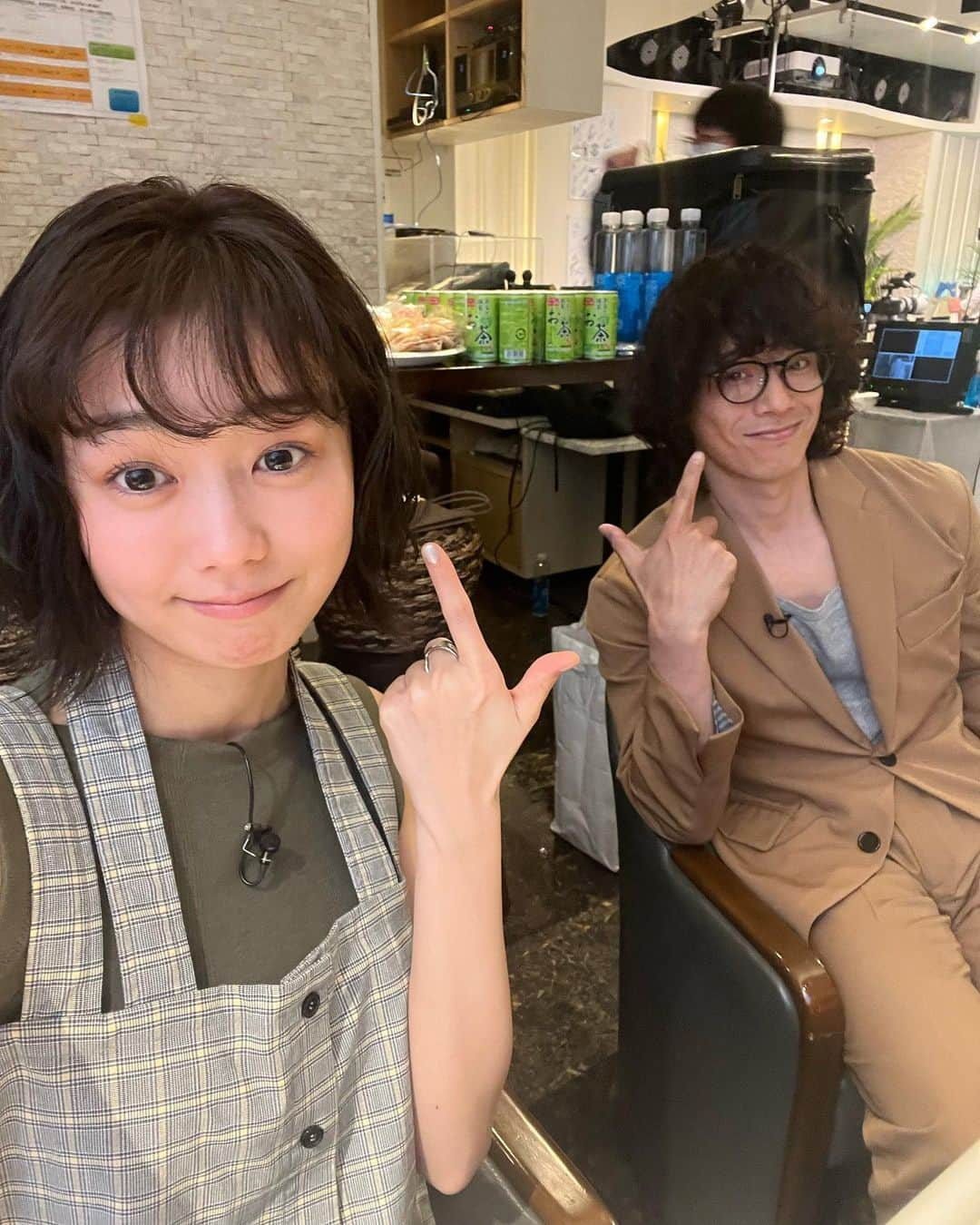 高田夏帆さんのインスタグラム写真 - (高田夏帆Instagram)「パーマな2人､キランッ 音ボケpops､今夜このあと21:30~ミテネ👀 ゲストは勢いに溢れていた､新しい学校のリーダーズ！ #音ボケpops#TOKYOMX#エムキャス」4月22日 21時24分 - takadakaho