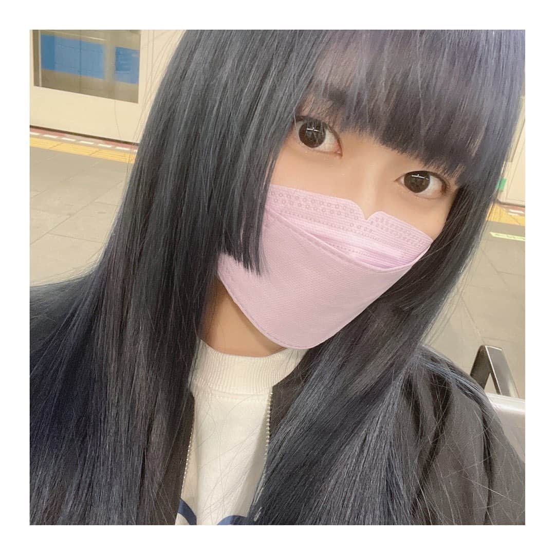 三澤紗千香のインスタグラム：「. #姫カット #himecut #青髪 #bluehair」