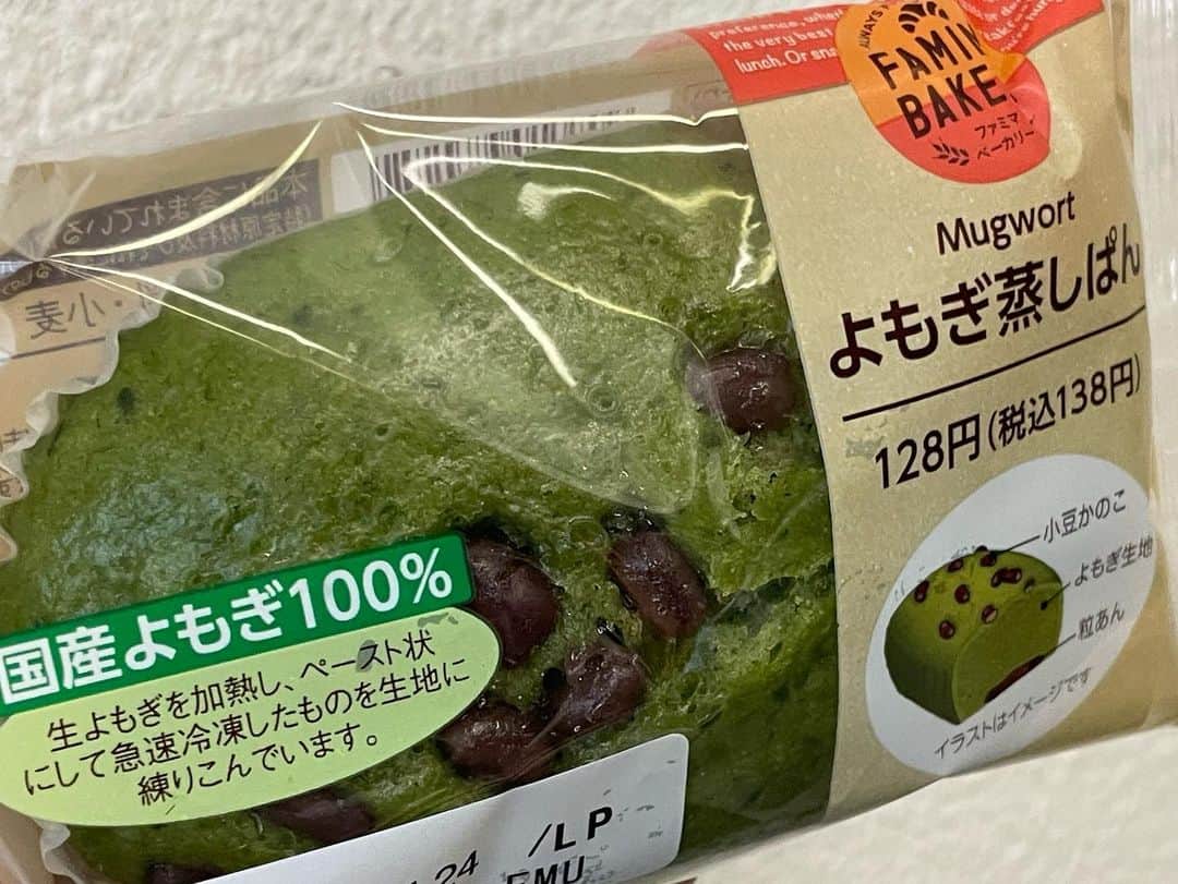 酒井雄二のインスタグラム：「ファミマのよもぎ蒸しぱん、面白いとこにあんを忍ばせてる。 どこでしょう？  正解はここ、底面です （右へスワイプ、写真２枚目）  あんこの道… あんロード  #おやつパトロール #ローカルじゃないパンハンター」