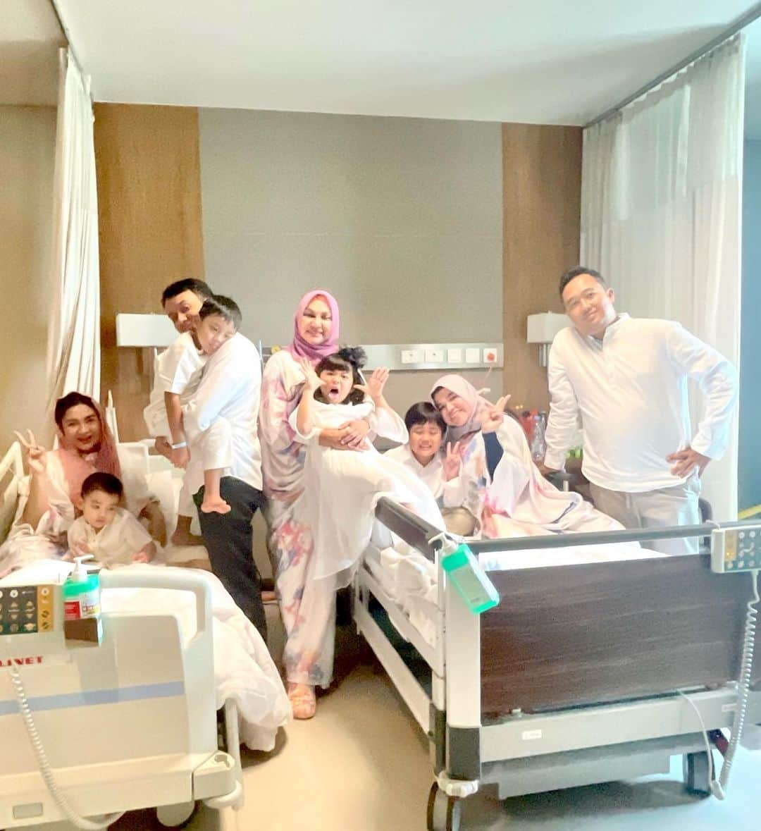 Vicky Shuさんのインスタグラム写真 - (Vicky ShuInstagram)「Selamat Hari Raya Idul Fitri.. Mohon Maaf Lahir dan Batin..   Ini foto tadi pagi setelah yang lain selesai sholat ied.. lebaran kali ini di Rumah Sakit karena Mas Abimanyu Sama mas Guinandra sakit Demam Berdarah 🥲.. doakan yaaah cepat sembuhh. Amin 💜💜 Makasih yuma @faiza_aljufri yang langsung berangkat ke Jakarta.. ayah @bayumarfiando dan bunda @natashayudhasoka abang io, ayuk aisyah … Ayok teta @kalialabitta_ dan om @kemalmaruszama dan keenan cepetan sini」4月22日 21時19分 - vickyshu