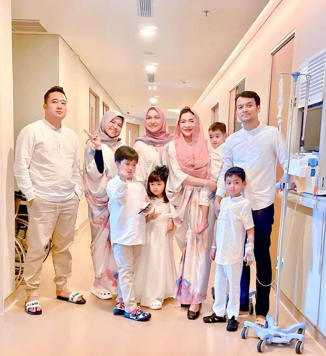 Vicky Shuさんのインスタグラム写真 - (Vicky ShuInstagram)「Selamat Hari Raya Idul Fitri.. Mohon Maaf Lahir dan Batin..   Ini foto tadi pagi setelah yang lain selesai sholat ied.. lebaran kali ini di Rumah Sakit karena Mas Abimanyu Sama mas Guinandra sakit Demam Berdarah 🥲.. doakan yaaah cepat sembuhh. Amin 💜💜 Makasih yuma @faiza_aljufri yang langsung berangkat ke Jakarta.. ayah @bayumarfiando dan bunda @natashayudhasoka abang io, ayuk aisyah … Ayok teta @kalialabitta_ dan om @kemalmaruszama dan keenan cepetan sini」4月22日 21時19分 - vickyshu