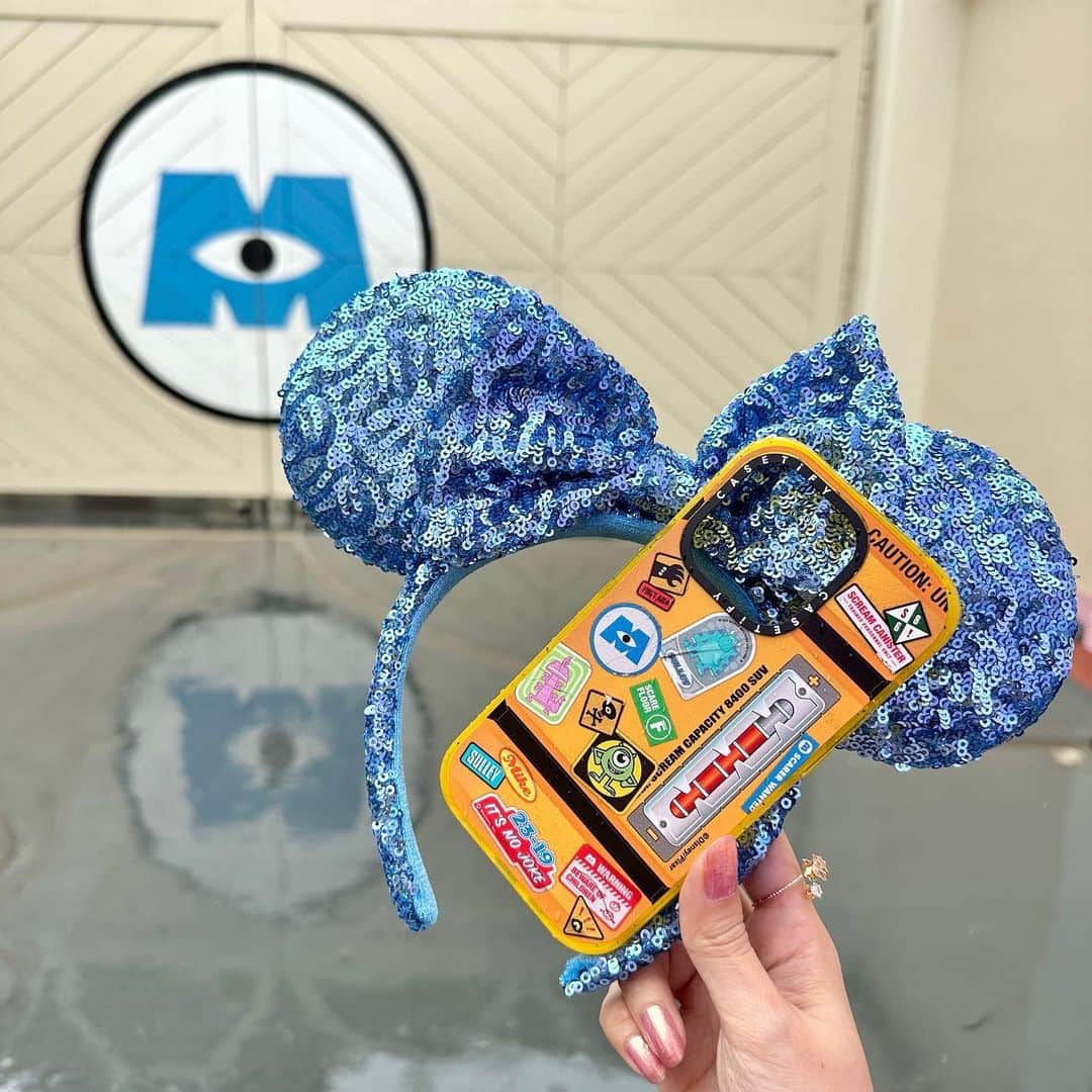 浅井麻里さんのインスタグラム写真 - (浅井麻里Instagram)「💙モンスターズインクのスマホケース💙 ⁡ PIXAR × CASETiFY✨ モンスターズインクのスマホケース💙 @CASETiFY_jp  ⁡ 4/27から販売される新作だよー❣️ ⁡ 子どもたちの悲鳴のエネルギーを集める 悲鳴タンクのデザインが可愛い💕😫 ⁡ マイクとサリーもいるの、わかるかな？？💚💙 ⁡ いろんなステッカーぺたぺた貼られてる感が ユニーク♬ ⁡ CASETiFYはいつも可愛いコラボが多いから 毎回楽しみ💕😍 このモンスターズインクのスマホケースは、 ウェイトリストがオープンしてるから見てみてね♬ ⁡ ⁡ #PIXARxCASETiFY #casetify #pixar #disney #モンスターズインク #マイク #サリー #ディズニーコーデ #ディズニーグッズ #iphoneケース #スマホケース #アイフォンケース #ディズニーキャラクター #ディズニーカチューシャ #モンスターズインクコーデ #モンスターズインクライドアンドゴーシーク #モンスターズインクバウンド #ディズニーランド #東京ディズニーランド #ディズニー40周年 #ピクサー #monstersinc #disneyland #tokyodisneyland #tokyodisneyresort」4月22日 21時21分 - mari_asai_625