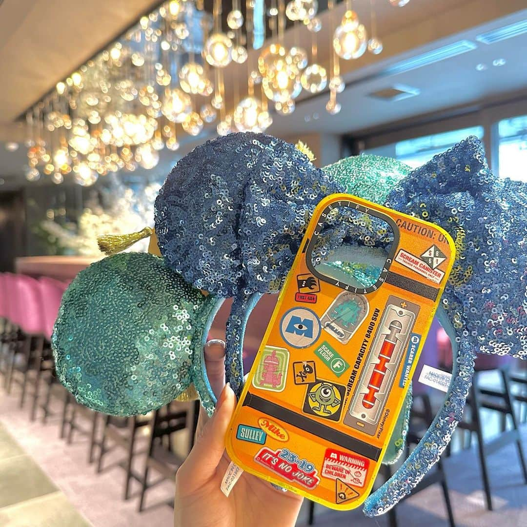 浅井麻里さんのインスタグラム写真 - (浅井麻里Instagram)「💙モンスターズインクのスマホケース💙 ⁡ PIXAR × CASETiFY✨ モンスターズインクのスマホケース💙 @CASETiFY_jp  ⁡ 4/27から販売される新作だよー❣️ ⁡ 子どもたちの悲鳴のエネルギーを集める 悲鳴タンクのデザインが可愛い💕😫 ⁡ マイクとサリーもいるの、わかるかな？？💚💙 ⁡ いろんなステッカーぺたぺた貼られてる感が ユニーク♬ ⁡ CASETiFYはいつも可愛いコラボが多いから 毎回楽しみ💕😍 このモンスターズインクのスマホケースは、 ウェイトリストがオープンしてるから見てみてね♬ ⁡ ⁡ #PIXARxCASETiFY #casetify #pixar #disney #モンスターズインク #マイク #サリー #ディズニーコーデ #ディズニーグッズ #iphoneケース #スマホケース #アイフォンケース #ディズニーキャラクター #ディズニーカチューシャ #モンスターズインクコーデ #モンスターズインクライドアンドゴーシーク #モンスターズインクバウンド #ディズニーランド #東京ディズニーランド #ディズニー40周年 #ピクサー #monstersinc #disneyland #tokyodisneyland #tokyodisneyresort」4月22日 21時21分 - mari_asai_625