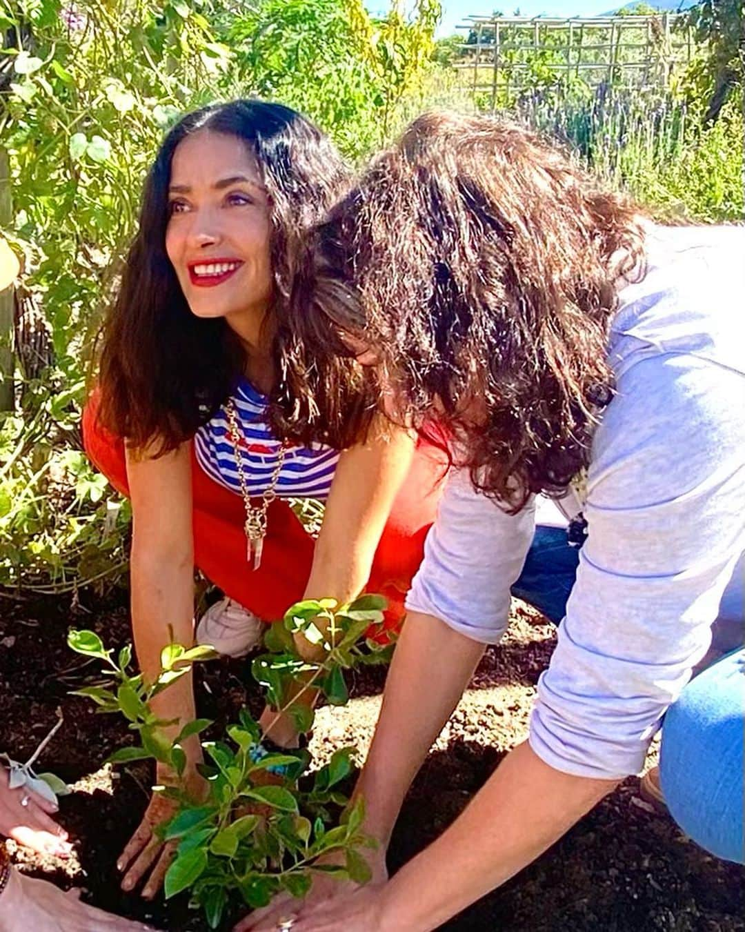 サルマ・ハエックさんのインスタグラム写真 - (サルマ・ハエックInstagram)「Honouring the Earth planting with my friend Rebecca Oppenheimer 🙏🏼 #EarthDay #Grateful 🌎  Sembrando con mi amiga Rebecca Oppenheimer en gratitud 🙏🏼 a la tierra 🌎」4月22日 21時22分 - salmahayek