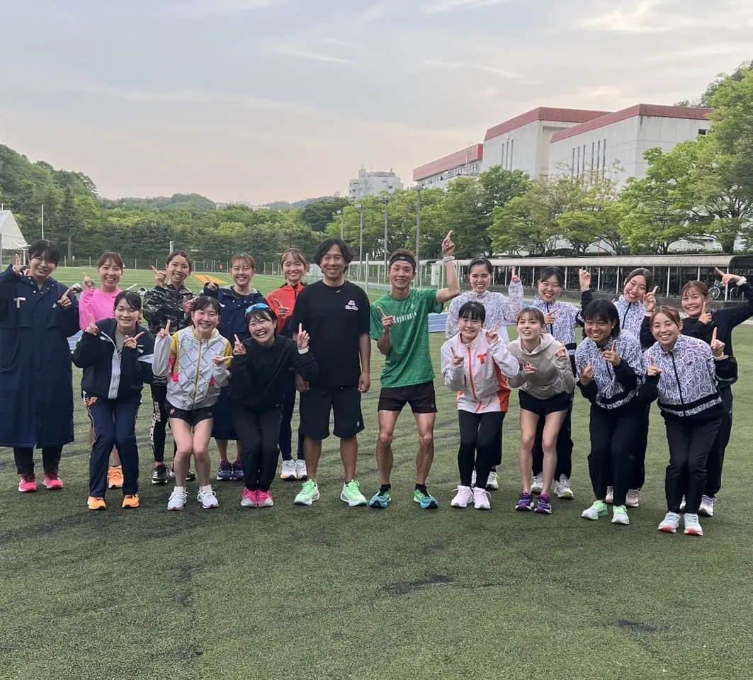 宇野けんたろうさんのインスタグラム写真 - (宇野けんたろうInstagram)「拓大女子陸上部  五十嵐監督  YouTubeコラボしていただきました！！  五十嵐監督との対談  練習に参加して  選手にインタビュー。  本当に楽しかったし  五十嵐監督と拓大女子陸上部との  楽しい信頼関係が素晴らしかった。  むちゃくちゃやりましたが  すごく楽しめました。笑  そして  月陸onlineにも掲載していただきました！  ありがとうございます！  うのけんランチャンネルで  近日公開だ！！！  #拓大女子陸上部 #拓大女子 #壽屋 #コトブキヤ #イトイエックス #Buff #マラソン #ランニング」4月22日 21時34分 - unokentarorun