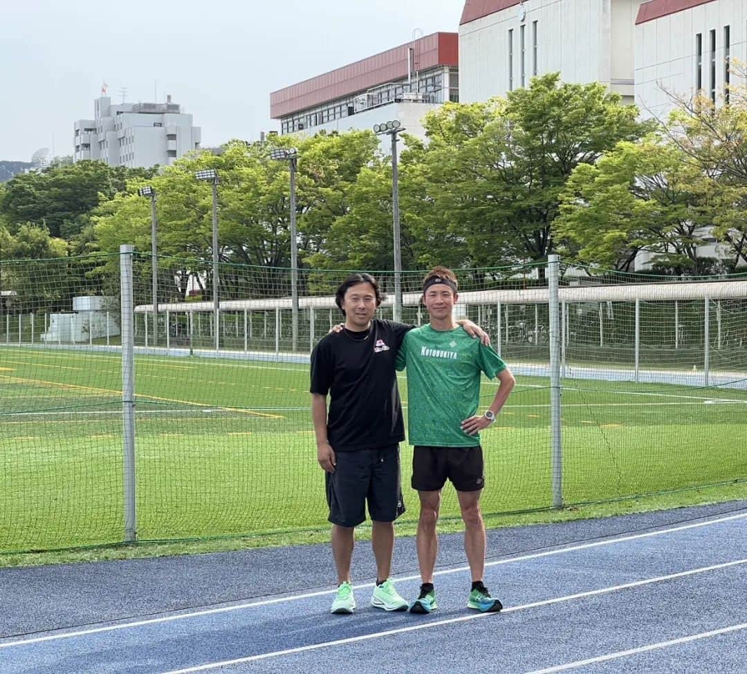 宇野けんたろうさんのインスタグラム写真 - (宇野けんたろうInstagram)「拓大女子陸上部  五十嵐監督  YouTubeコラボしていただきました！！  五十嵐監督との対談  練習に参加して  選手にインタビュー。  本当に楽しかったし  五十嵐監督と拓大女子陸上部との  楽しい信頼関係が素晴らしかった。  むちゃくちゃやりましたが  すごく楽しめました。笑  そして  月陸onlineにも掲載していただきました！  ありがとうございます！  うのけんランチャンネルで  近日公開だ！！！  #拓大女子陸上部 #拓大女子 #壽屋 #コトブキヤ #イトイエックス #Buff #マラソン #ランニング」4月22日 21時34分 - unokentarorun