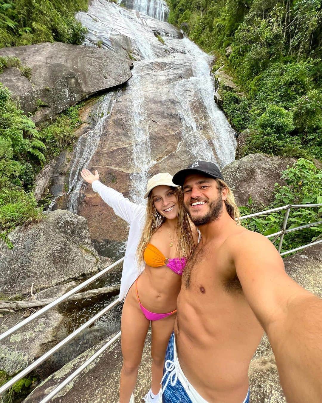 イザベラ・サントーニのインスタグラム：「Contra todas as estatísticas: feriado na serra 😝 Vale do Alcantilado e 9 cachoeiras bem geladinhas pra gente curtir 💓 @caiogebaravaz」