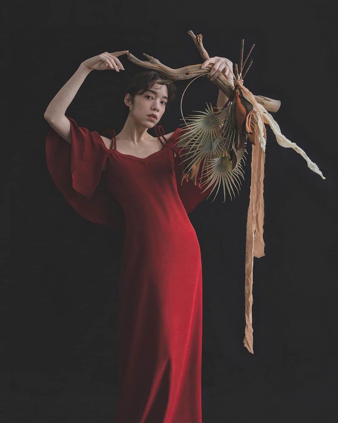 のインスタグラム：「.  dress @the_guns_and_love  photo @affect_inc @atsushi_katsuragi  hairmake @ruriwakae_rukka @ruri_wd_hairmake  flowers @calla__flowers @nezurina   Red.♥️」