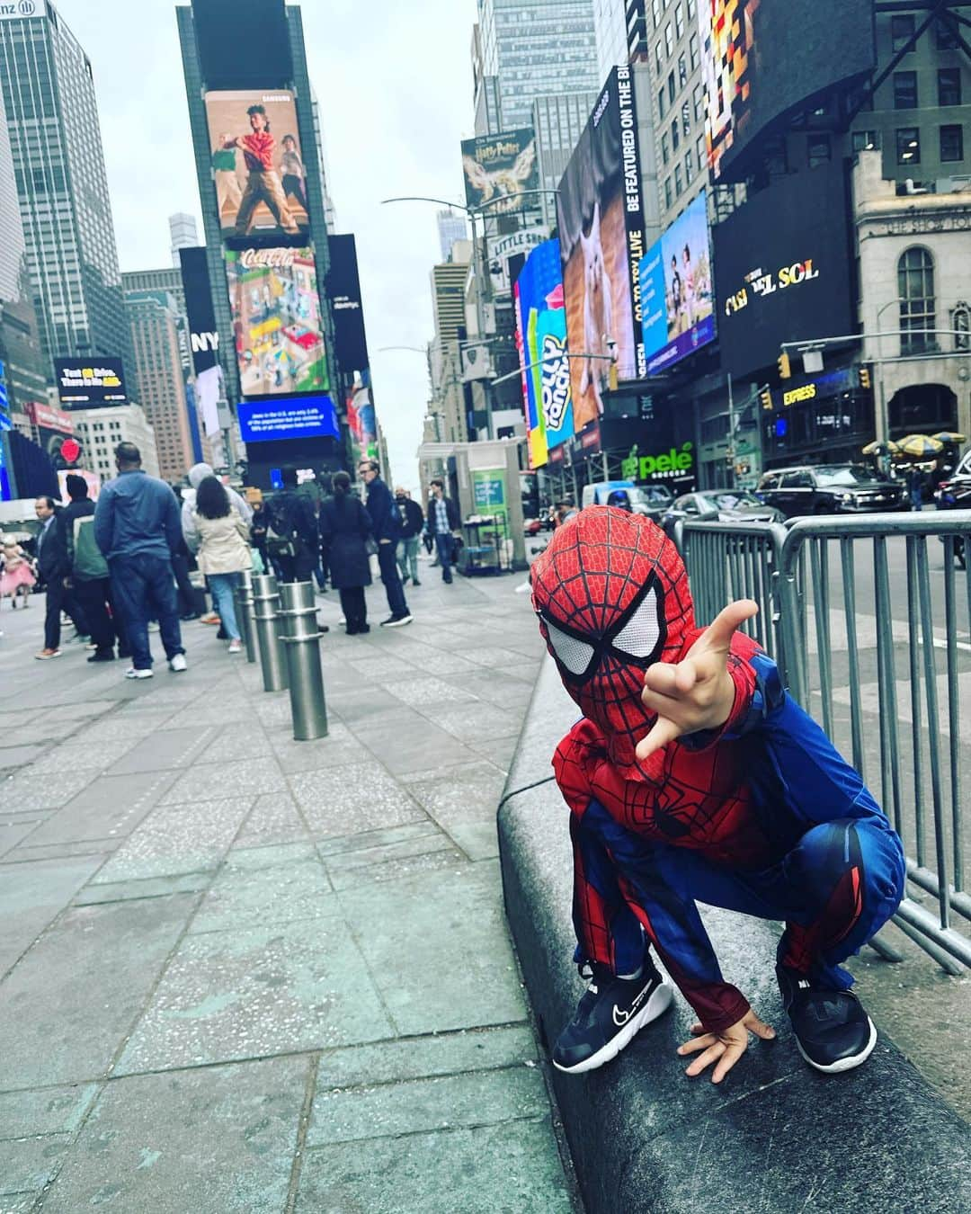 知念里奈さんのインスタグラム写真 - (知念里奈Instagram)「Spider-man is in da house！ 🤪🇺🇸🗽👯‍♂️🕺🏼💃  #NY #timessquare」4月22日 21時27分 - rinachan29