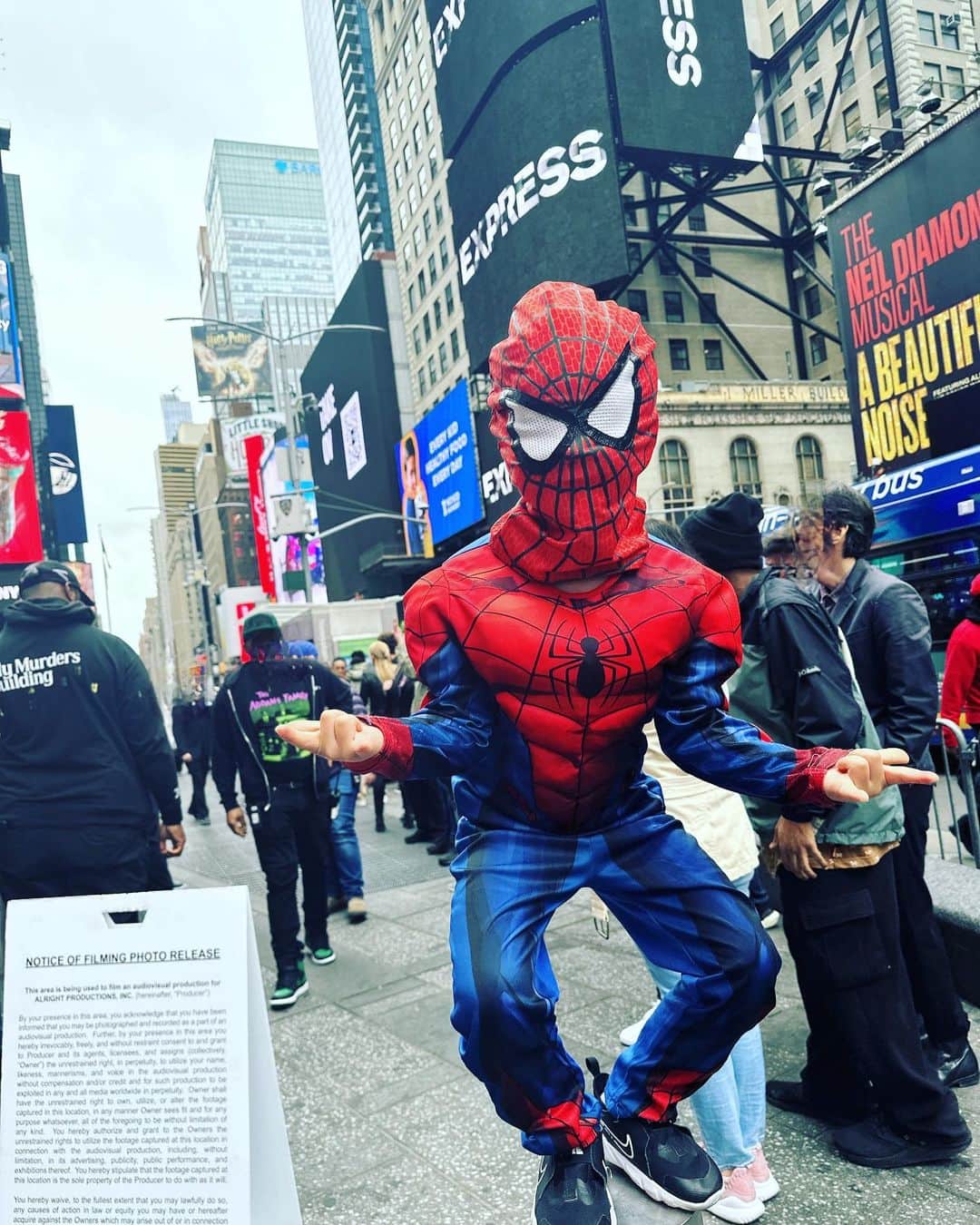 知念里奈のインスタグラム：「Spider-man is in da house！ 🤪🇺🇸🗽👯‍♂️🕺🏼💃  #NY #timessquare」