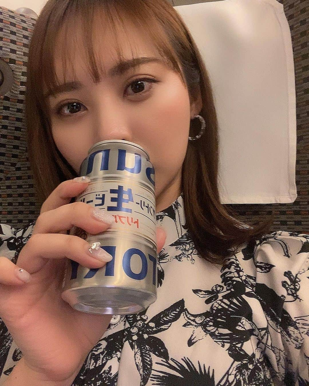 比留川マイのインスタグラム：「大阪からの帰り🍺 チャンス撮影会さんありがとうございました♡ . . #お酒好きな人と繋がりたい #お酒好き女子 #唎酒師 #ビール #一人飲み #一人飲み女子 #乾杯 #グラビア自撮り部 #グラドル #アイドル #japanesegirl #asiangirl #偶像 #可愛 #粉我 #讚 #拍照 #干杯 #건배 #데일리 #좋아요 #술 #followme #cheers #japanesesake #model #instalove #撮影会 #グラビア」