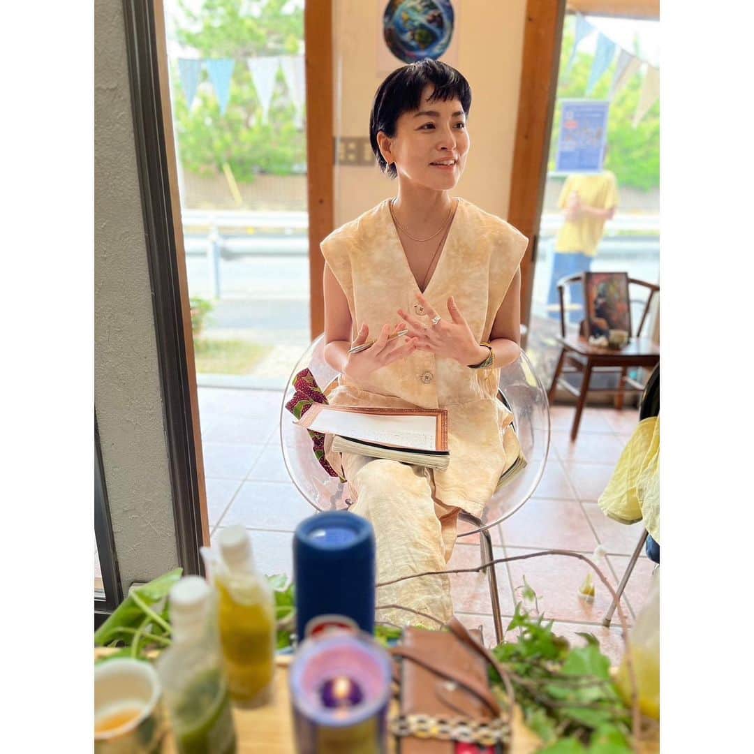 桃生亜希子のインスタグラム：「昨日は『Ceremony of Earth』というイベントにてTea session🌍。  　 　大磯までのshort tripは、 　電車を降りた瞬間から　ゆったりとした空気が流れ、天気もぽかぽか心地よかった。🌞  　イベントも面白い方々が沢山集まっていたよ。✨  　淡路島に引っ越したまささん　@ehawee1209 のカカオセレモニーとエネルギーヒーリングは、本当にパワフルで、凄かったなぁ　🌞  　つばさくん @vvv_tsubasa の繊細でサイケデリックな絵　@vaguevanvreeze や、美味しいおにぎりやローカカオのチョコレート　@midrawsweets 、まのちゃんのヘナ　@manoshamanic 、ハーブ蒸留　@travelinghealer1133 等、、 　職人技が沢山集まって、大盛況。✨  　Tea sessionは、新月明け　ということで瞑想から始め、改めて自分が改善したいことやどんなことをやっていきたいかをジャーナリング。📖 　 　こうしてみんなにシェア(宣言)することで、1人でするよりも力強いエネルギーが湧いてくる。 　 　直感でやりたいと感じることをどんどんやって、みんな一緒により自分らしく開いていけますように。　✨🙏🌈  　素敵な1日をありがとう🌑  @shonanhealthista  Thank you 🙏❤️✨@ssj.online @pubicare_organic ✨」