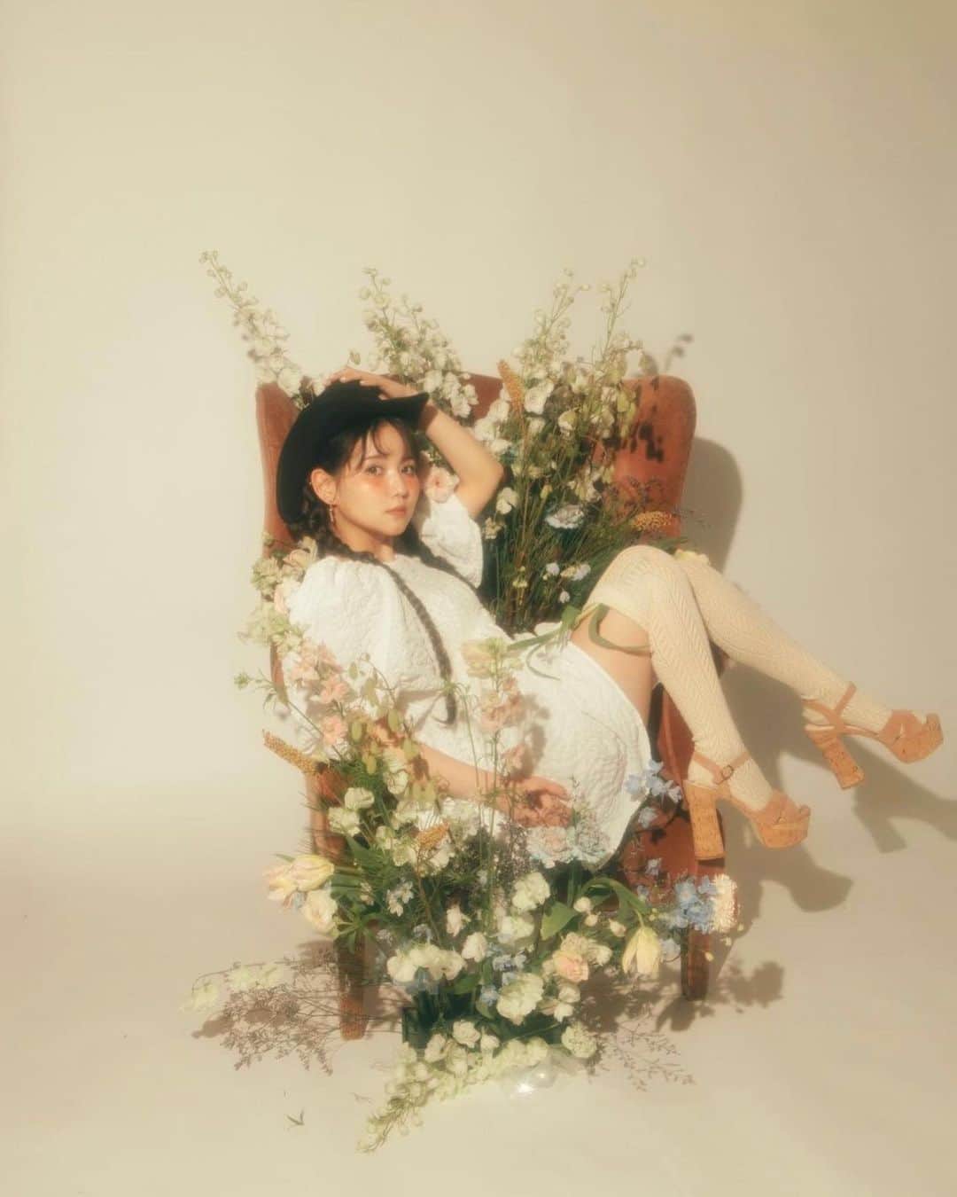 板橋よしえのインスタグラム：「. Candy Stripper WEB MAGAZINE 3月号  ┈┈┈┈┈┈┈┈┈┈┈┈┈┈┈┈┈┈ -𝓕𝓮𝓮𝓵𝓲𝓷𝓰 𝓸𝓯 𝓕𝓪𝓵𝓵𝓲𝓷𝓰- 秘密めいた、ロマンティックな企み。 春の到来に胸を弾ませ、新しい季節をまとう。 エモーショナルな装いに身を包み、ふわりと浮き立つ。 いたいけな少女の秘密のように、 ロマンティックな躍動とときめきを携えて。 ┈┈┈┈┈┈┈┈┈┈┈┈┈┈┈┈┈┈ Model: @sugar_79  Photographer: @kanbepouty  Stylist: @aya_yagishita  Hair&Make-up: @osakana_yuki  Text: @mikitty0722  Flower: @naoten10  Design: @odag_works  ┈┈┈┈┈┈┈┈┈┈┈┈┈┈┈┈┈┈ Candy Stripper MagazineはプロフィールページのURLからご覧いただけます🤍」