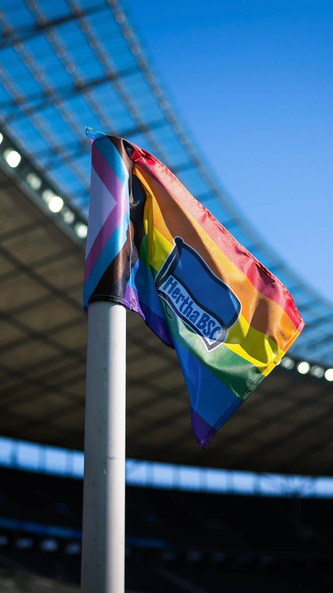 ヘルタ・ベルリンのインスタグラム：「Willkommen in unserem Vielfalts-Dorf! 🤝💙 . . #HerthaFürVielfalt #BSCSVW #HaHoHe #HerthaBSC」