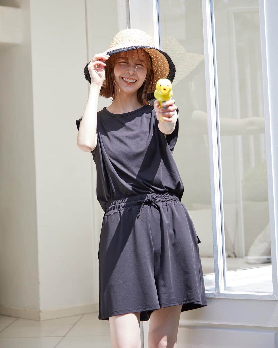 はれこのインスタグラム：「今年もSLOBE IENAのラッシュガード登場します🩴⛱️🩵 発売スタートしたらお知らせしますね🐥  カメラマンは絶対的に可愛い写真を撮ってくださる(@onoyuka_photography)さん🤍 自然光をたっぷり浴びた夏らしい写真がいっぱい👒 写真集作れるくらいデータがあるのでたくさん載せます🤣  前日に買ったアヒルの水鉄砲も活躍してくれて良かった〜  #slobeiena  #スローブイエナ  #baycrews  #ベイクルーズ #ラッシュガード #水着コーデ  #ビーチスタイル  #リゾートコーデ  #夏服コーディネート」