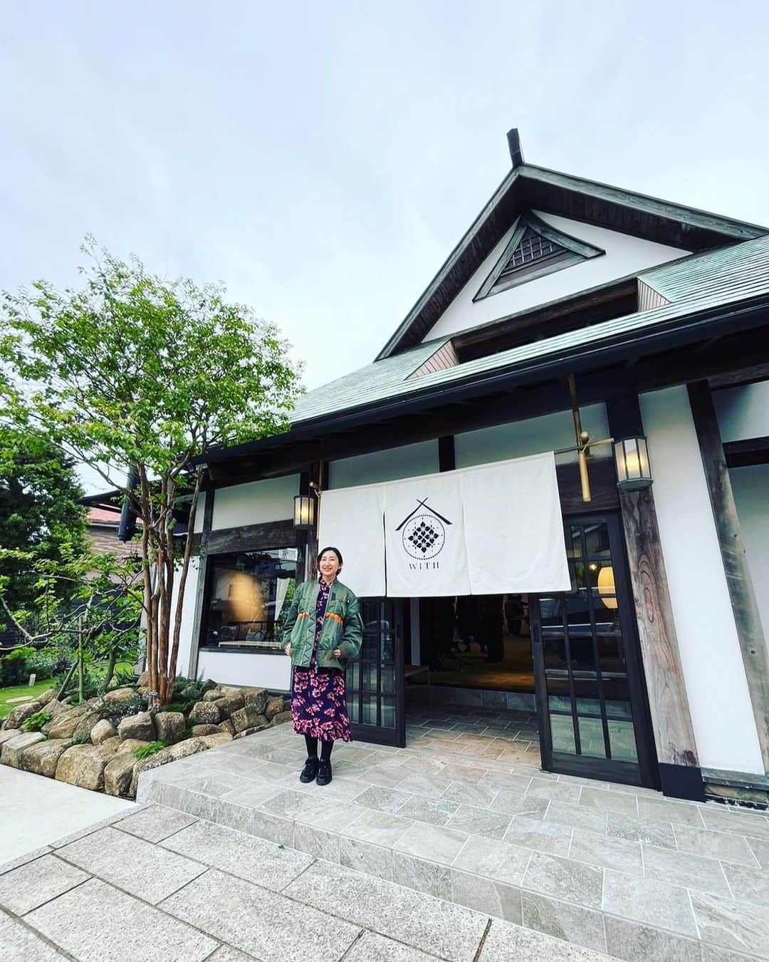 白木夏子さんのインスタグラム写真 - (白木夏子Instagram)「突然 @okamura.takako に連絡して鎌倉の長谷。鎌倉に住んでると、思い立ったらすぐ古い街並みや海を散歩できるのがいいところだよなあ」4月22日 21時43分 - natsukoshiraki