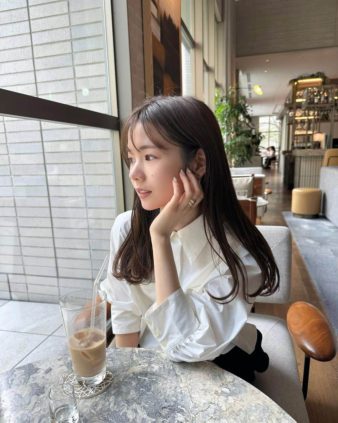 宮所舞のインスタグラム：「. ここのカフェラテ大好き☕️ この日着てた @neuem_official の ボックスシルエットシャツは、 26日(水)まで受注販売中です👔♡ 沢山お問い合わせ頂きありがとうございました。 #neuem_official #dkr服」
