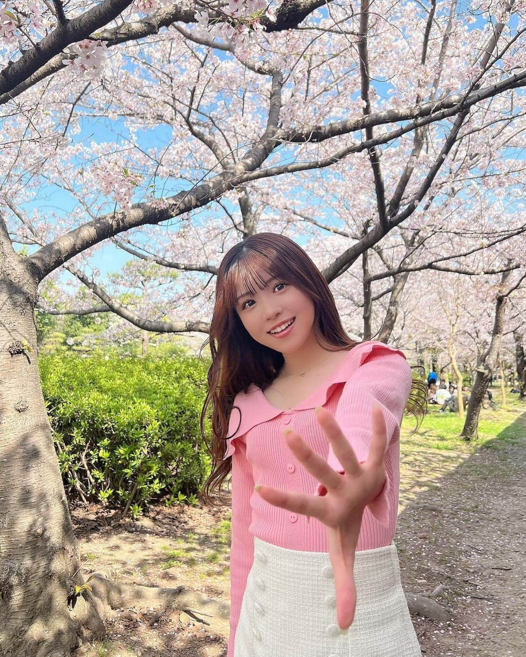 貞野遥香のインスタグラム：「はるかとはるデート🌸♡ ⁡ してくれる人募集中です➰🤭 ⁡ ⁡ ⁡ ( オンラインお話し会ありがとうございました❕) ⁡ ⁡ #ootd #低身長コーデ #全身コーデ #ファッション #fashion #シーイン #アンジービー #SHEIN #ANDGEEBEE #アイドル #idol #nmb48 #オンラインお話し会」