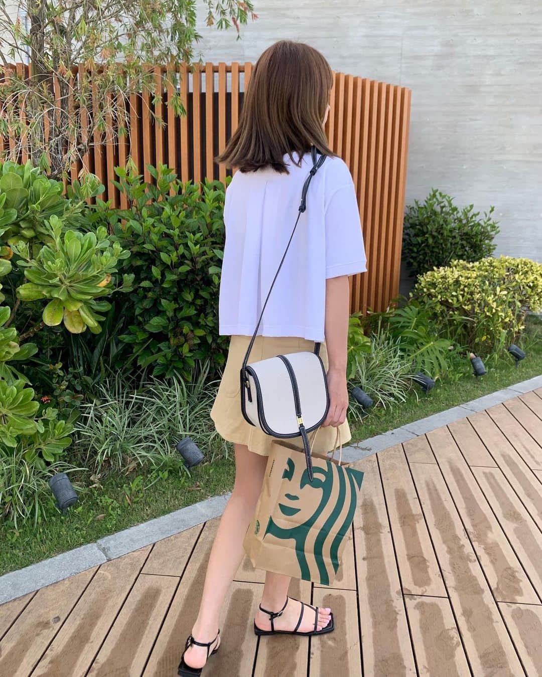 のインスタグラム：「. 後ろデザインがかわいいT♡ 詳細はzozoや公式instaでチェックしてください🌿 ☑︎商品番号(コットン天竺ショートTシャツ） 207860 @geera__official  #GeeRA#ジーラ#ジーラコーデ #春夏コーデ#カジュアル」