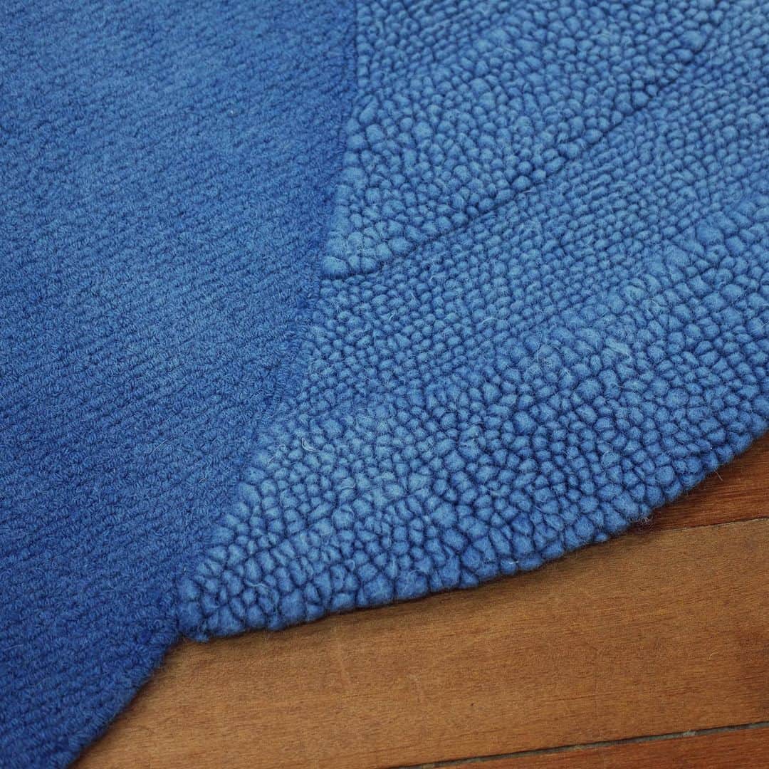 KEISUKE SYODAさんのインスタグラム写真 - (KEISUKE SYODAInstagram)「Wavy rug in indigo : @peteraugustusgallery for The Dallas art fair💙 Thank you for having my piece out there. Beautiful masterpiece I made with @ryukyu_indigo_labo . 糸から藍を使って染めることは出来ても製品染めと呼ばれるいわゆる、製品が出来上がってからの染めはなかなかハードでリスキーなもので、 藍といえば高級な自然の染料と呼ばれています。 特に何百キロと刈り取った藍葉から染料にできるのはごくわずかで、こんなに大きなものを染めるのはとても高価で誰もあまり正直やりたがらないとそんな声も最初に上がりました。 . 藍の色は48色あると言われています。 そのShades of indigoを1枚のこのWavy rugに落とし込み約1ヶ月半かけ形にしました。 . 今回使用したのは琉球藍と呼ばれるもので、藍の栽培、耕作のための土壌作り、管理技術を一つ一つ自らの手で行った @ryukyu_indigo_labo さんの力を借りて、世界に一つだけの藍染ラグが誕生しました。 沖縄の伝統工芸である琉球藍と京都の南丹の伝統技術であるラグのタフト技術、２つの伝統工芸がこうして１つのピースになって沢山の人の目に触れらるということはとても嬉しく、私もデザイナーとしてもっと沢山の伝統工芸技術を後世へ継承していけるよう発信していけたらとつくづく思うのです。」4月22日 21時38分 - keisukesyoda