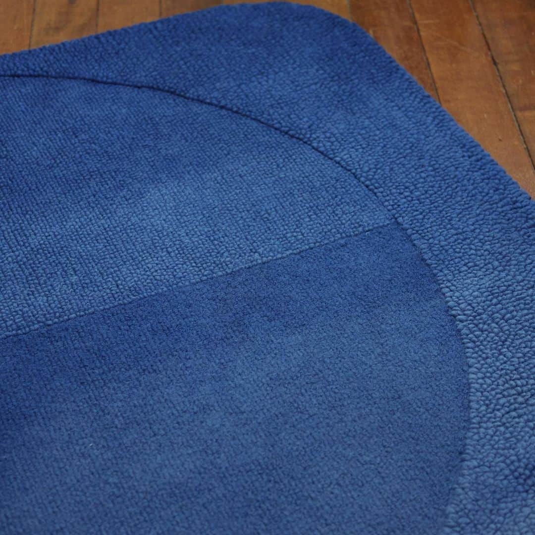 KEISUKE SYODAさんのインスタグラム写真 - (KEISUKE SYODAInstagram)「Wavy rug in indigo : @peteraugustusgallery for The Dallas art fair💙 Thank you for having my piece out there. Beautiful masterpiece I made with @ryukyu_indigo_labo . 糸から藍を使って染めることは出来ても製品染めと呼ばれるいわゆる、製品が出来上がってからの染めはなかなかハードでリスキーなもので、 藍といえば高級な自然の染料と呼ばれています。 特に何百キロと刈り取った藍葉から染料にできるのはごくわずかで、こんなに大きなものを染めるのはとても高価で誰もあまり正直やりたがらないとそんな声も最初に上がりました。 . 藍の色は48色あると言われています。 そのShades of indigoを1枚のこのWavy rugに落とし込み約1ヶ月半かけ形にしました。 . 今回使用したのは琉球藍と呼ばれるもので、藍の栽培、耕作のための土壌作り、管理技術を一つ一つ自らの手で行った @ryukyu_indigo_labo さんの力を借りて、世界に一つだけの藍染ラグが誕生しました。 沖縄の伝統工芸である琉球藍と京都の南丹の伝統技術であるラグのタフト技術、２つの伝統工芸がこうして１つのピースになって沢山の人の目に触れらるということはとても嬉しく、私もデザイナーとしてもっと沢山の伝統工芸技術を後世へ継承していけるよう発信していけたらとつくづく思うのです。」4月22日 21時38分 - keisukesyoda