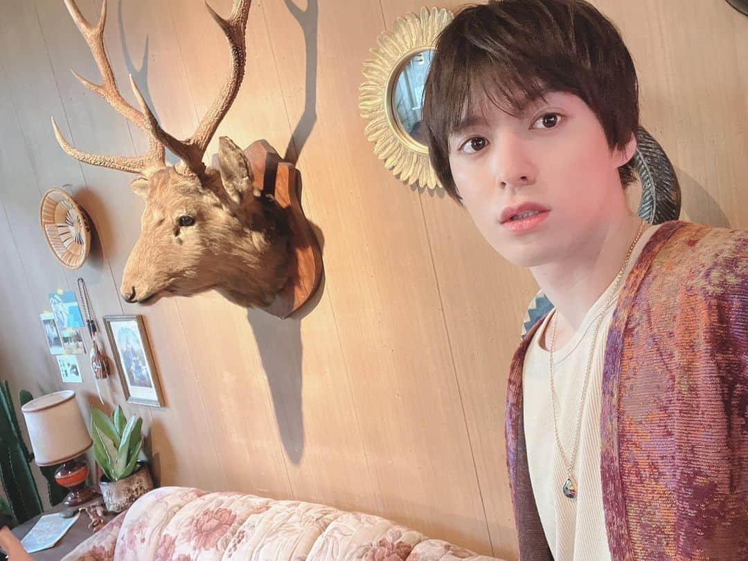 横田龍儀さんのインスタグラム写真 - (横田龍儀Instagram)「今週の自撮り。  昨日取材で撮った衣装です。 シカがいるスタジオでしたよ。 これシカだよね？ トナカイ？ どっちだ？  #今週の自撮り」4月22日 21時43分 - ryugi0909