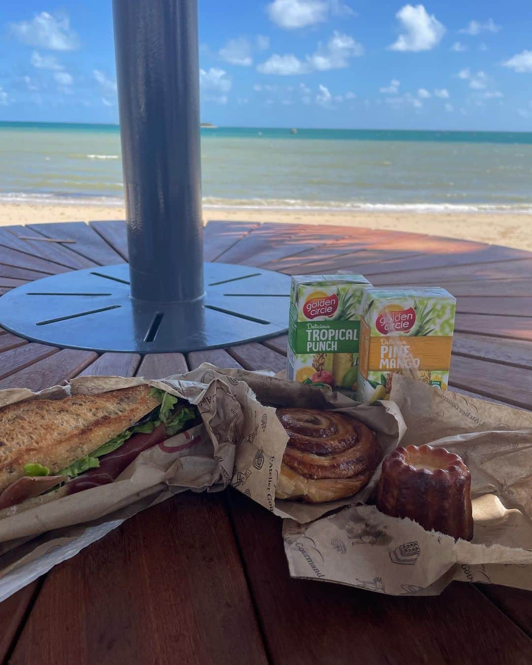 高垣かれんさんのインスタグラム写真 - (高垣かれんInstagram)「・ ニューカレドニアの首都ヌメアは マルシェもやってるし美味しいパン屋さんもあるし、、😋  パンが美味しくて特にカヌレが めちゃくちゃ美味しかった✨ . . #ニューカレドニア #メトル島 #🇳🇨 #🇳🇨🇫🇷 #newcaledonia #リゾート #海外旅行好きな人と繋がりたい」4月22日 21時40分 - tanakamanamii