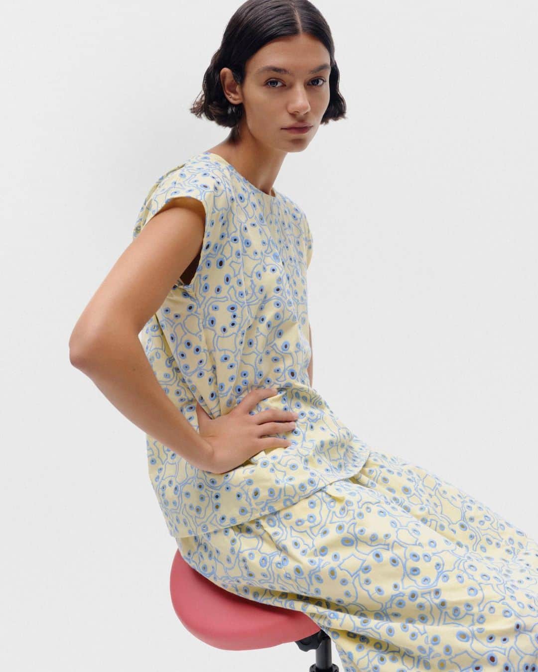 マリメッコのインスタグラム：「Calling all the friends of summer’s delicate spirit – our SS23 take on broderie anglaise is made of organic cotton and features Kaarina Kellomäki's Rentukka (kingcup) pattern from 1966. This multidimensional floral is now accented with contrasting threads. 🌼  Explore SS23 at marimekko.com. Link in bio. #marimekko」
