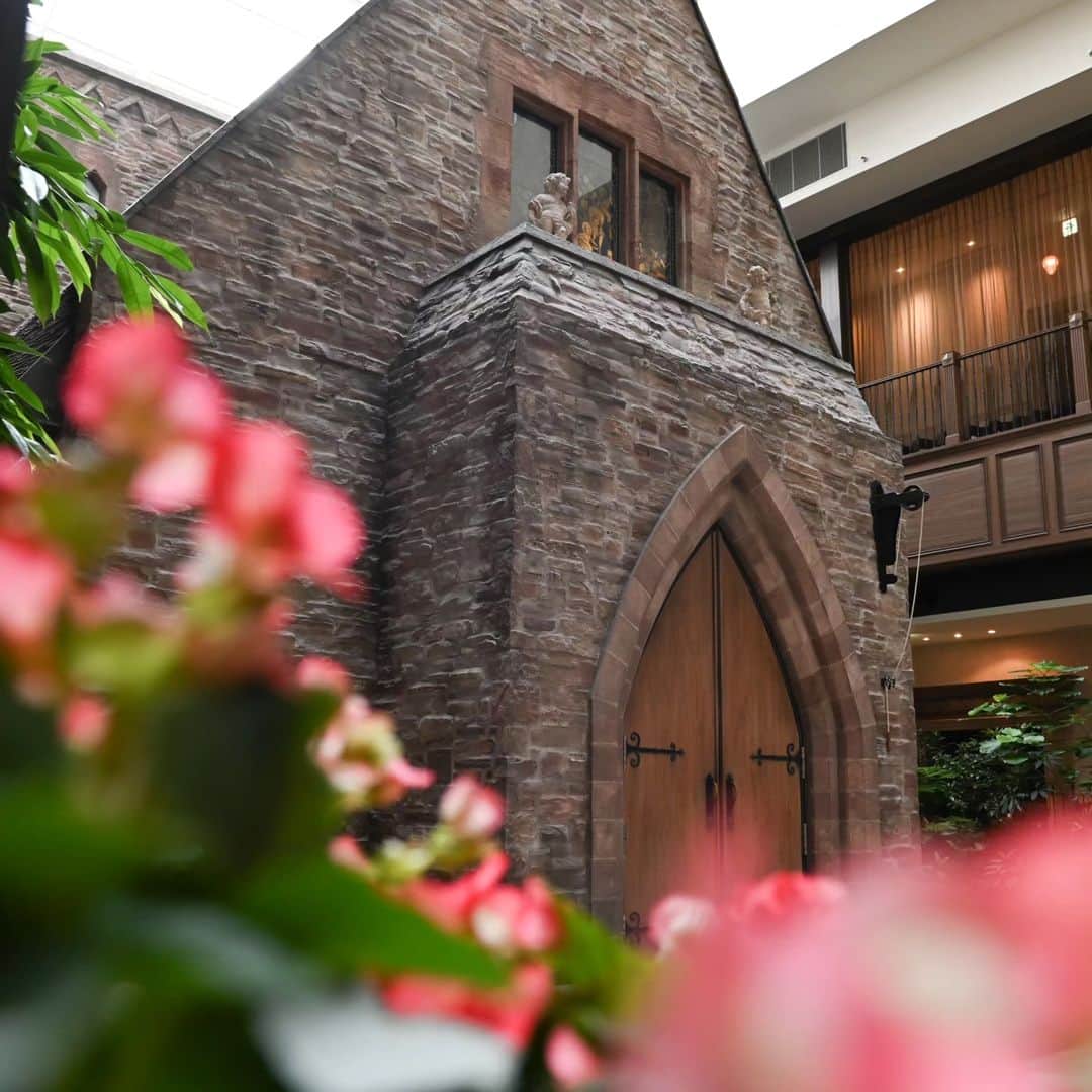ホテルモントレグラスミア大阪 ブライダルさんのインスタグラム写真 - (ホテルモントレグラスミア大阪 ブライダルInstagram)「花と緑とグラスミアチャペル  イングランドで100年もの長きに実在するチャペルを再現したグラスミアチャペル 今日も花と緑に囲まれて自然光いっぱいのグラスミアチャペル☆彡  #ホテルモントレグラスミア大阪　#グラスミア大阪  #ホテルモントレ　#モントレウェディング　#ホテルウェディング　#プレ花嫁  #モントレ花嫁　#ブライダルフェア 　#大阪ウエディング　#大阪ウェディング　#グラスミア花嫁  #関西花嫁　#関西プレ花嫁　#大阪花嫁　#大阪プレ花嫁　#大阪結婚式　#大阪結婚式場　#日本中のプレ花嫁さんと繋がりたい　#上質　#アクセス　#全天候型　#2023春婚　#2023夏婚　#2023秋婚」4月22日 21時51分 - grasmereosaka.wedding