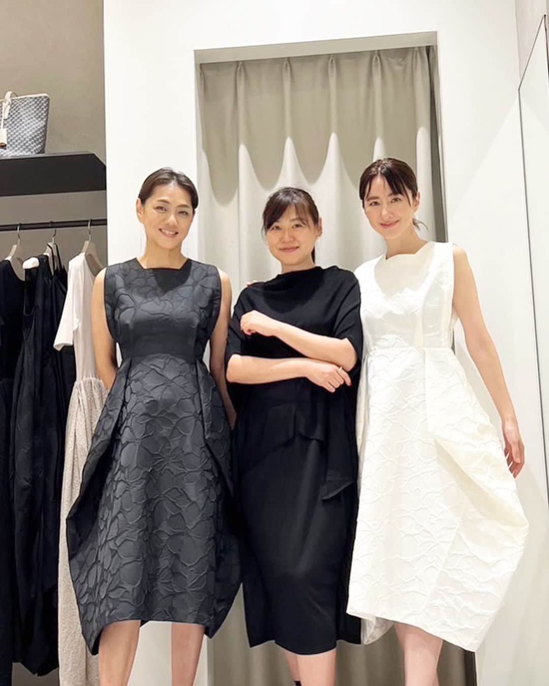 前田ゆかさんのインスタグラム写真 - (前田ゆかInstagram)「先日は @laligne_rope  コレクションへ  @maenorichang 典ちゃん @hiroyo_machida 裕世ちゃんと一緒に！  今季は花の花弁や膨らみ蕾の美しさをすくいあげて繊細に表現された 新作コレクション。  伝統の織物で織られた芸術的なワンピースにため息でした。  生地の重なりが生み出す陰影の美しい調和、可憐な雰囲気に気品漂う 万葉ドレス。  大輪の花びらをイメージしたニット素材、華やかな揺れがエレガントな扇ニットドレス。  咲く寸前の花の蕾をイメージしたシルエットの立体感のある蕾ドレス。  私と典ちゃんで白、黒を着用して 前後にサイドが分かるウォーキング♡  一枚でさまになる1着。特別な日に幸せと自信を与えてくれるようなドレスです。  渋谷東急プラザ3階 @laligne_rope  試着ができます！  #ラリーニュロペ  #着物のようなエレガンス #美しい調和」4月22日 21時52分 - maeyuka