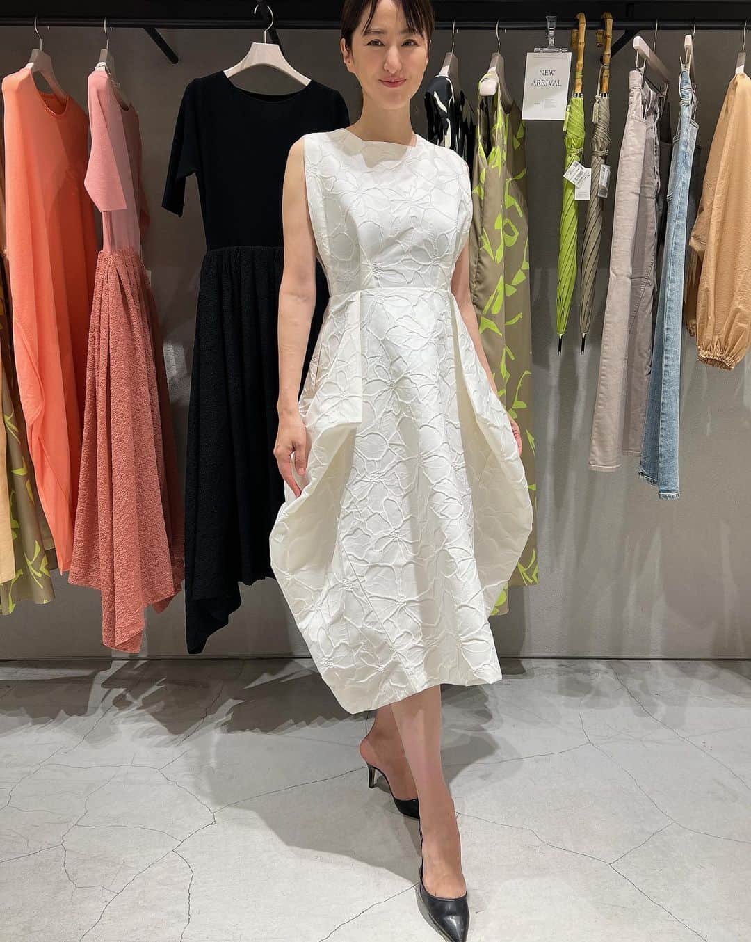 前田ゆかさんのインスタグラム写真 - (前田ゆかInstagram)「先日は @laligne_rope  コレクションへ  @maenorichang 典ちゃん @hiroyo_machida 裕世ちゃんと一緒に！  今季は花の花弁や膨らみ蕾の美しさをすくいあげて繊細に表現された 新作コレクション。  伝統の織物で織られた芸術的なワンピースにため息でした。  生地の重なりが生み出す陰影の美しい調和、可憐な雰囲気に気品漂う 万葉ドレス。  大輪の花びらをイメージしたニット素材、華やかな揺れがエレガントな扇ニットドレス。  咲く寸前の花の蕾をイメージしたシルエットの立体感のある蕾ドレス。  私と典ちゃんで白、黒を着用して 前後にサイドが分かるウォーキング♡  一枚でさまになる1着。特別な日に幸せと自信を与えてくれるようなドレスです。  渋谷東急プラザ3階 @laligne_rope  試着ができます！  #ラリーニュロペ  #着物のようなエレガンス #美しい調和」4月22日 21時52分 - maeyuka