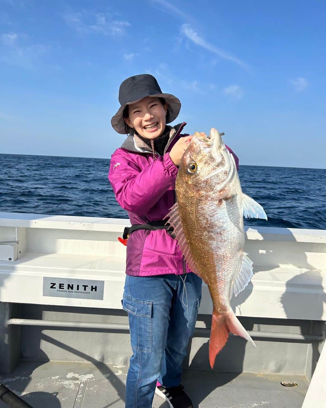 平地真菜のインスタグラム：「【釣りの思い出🎣】  🐟ーーーーーーーーーーーー🐟  季節風の季節がすぎて ようやく船に乗れた3月。  タイラバで大きな鯛が釣れました！ （写真ではかなり大きく見えますが 60センチくらいです📸）  着底してからひと巻きして 海底の方を数秒ゆらゆらさせていたら アタリがありました！  水深が60mか80mくらいで 時々「ジジっ」てドラグが出ていたので 浮いてくるまでが長かったです😅  底の方であたったし ドラグがゆるかったのもあってか 「竿が持っていかれる〜」 みたいなやり取りは無く 根魚だろうなと思ってたんですが まさか鯛だったとは！  姿が見えた時は嬉しかった〜☺️ この日の釣果は鯛とアオナ×2 奇跡の一枚でした！  何にしても美味しい鯛 ご馳走様です🐟  #タイラバ #ライトジギング #釣り部 #長崎釣り #釣り #daiwafishing #紅牙 #釣り女子 #時間差激しい投稿   タックルについても話したいことがあるので そちらはまたの機会に🤗！」