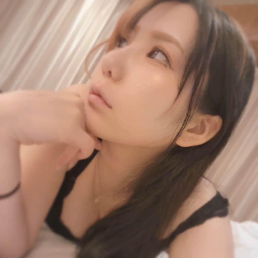 兎味ペロリナさんのインスタグラム写真 - (兎味ペロリナInstagram)「最近よく言われる質問について🫡  Ｑ.目のかぶれは白塗りメイクのせいじゃない？  👿A.白塗りじゃねぇって言ってんだろ！！  と一言添えた上で、悪魔モードじゃない時もかぶれますし、かぶれる時はだいたい自律神経が乱れた時と…もしかしたら花粉がひどいとき？の可能性。ストレス感じたときもめっちゃ目かゆくなります。  Ｑ.唇なんかやってるの？(ヒアルロン酸とか？)  👿A.やってねぇよ！！  と一言添えた上で、いまは口紅を唇よりもオーバーに塗って内側に暗い色を入れてグラデーションつけてぷっくり魅せるメイクが流行っているのです。(この写真はNO口紅)  あと歯の矯正してめちゃくちゃ口もとの骨格変わったのでそれもあるかも。  Ｑ.白塗りメイクしないほうがいいのに。  👿A.だからあれがすっぴんでこっちがメイクなの！！！！！！！！  そんなみんな、大好きやで💩」4月22日 21時44分 - perolina_usami