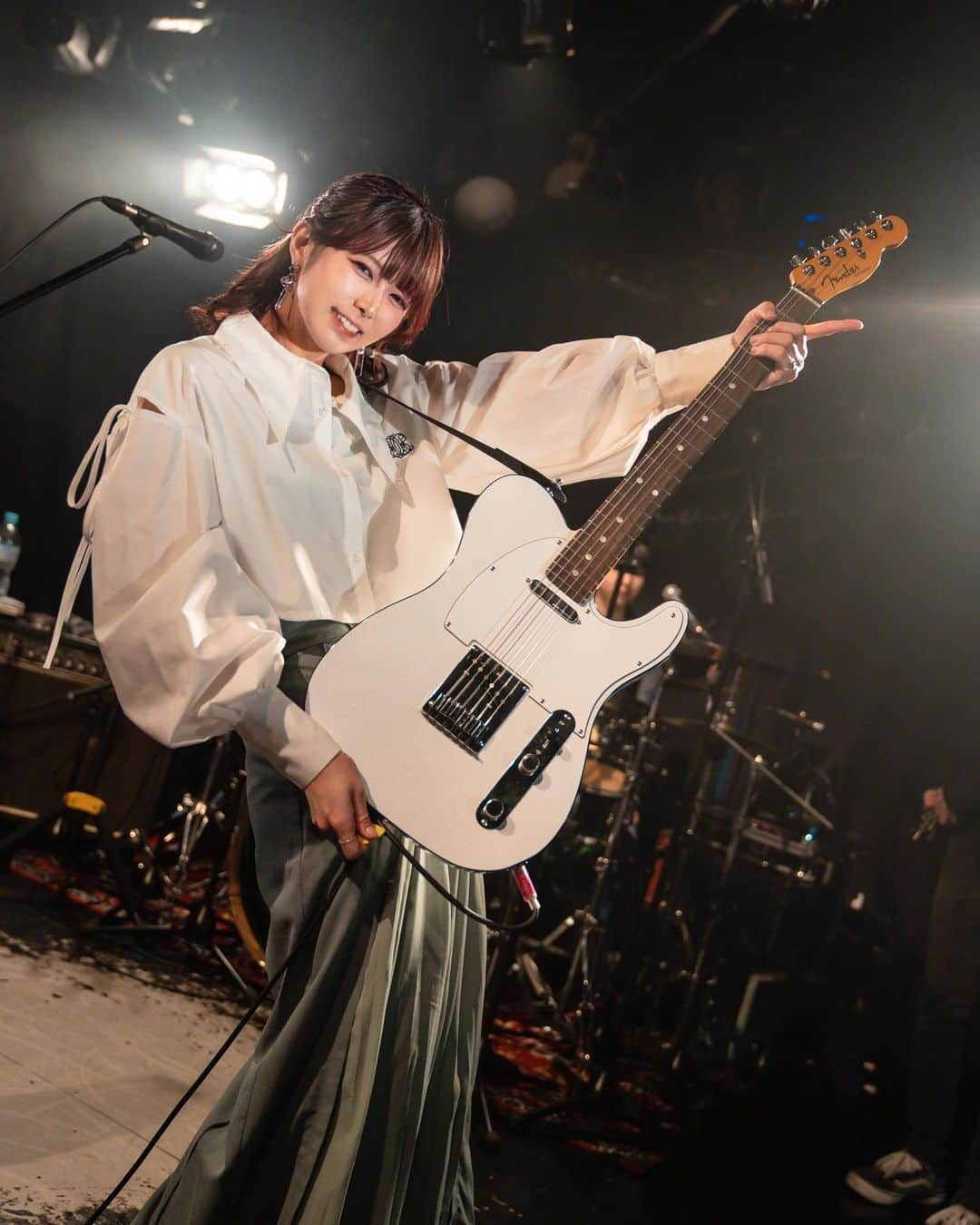 森脇加奈子のインスタグラム：「🤍  /／ 見よｯｯｯｯ！！！！！ この真っ白なBODYをーー！！！！ \＼  photo by @okkytree   #Faulieu  #live #livephotography #guitar #vocal #guitarvocal #ギター女子 #ギターボーカル #guitarist #guitar #telecaster #Fender #Fender女子 #Fenderamerican #rock #rockband #band #girlsband #ガールズバンド#japanese #japanesegirl #photography #tagsforlikes #followme #팔로우미 #tfl」