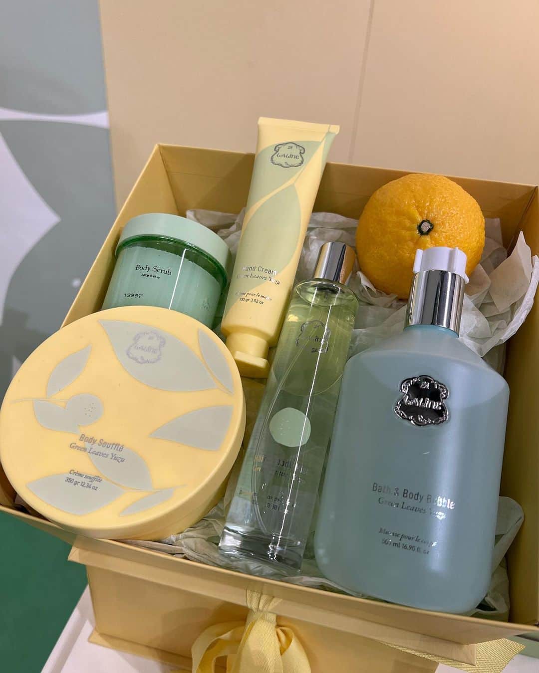 畑中香澄さんのインスタグラム写真 - (畑中香澄Instagram)「𝑬𝒂𝒓𝒍𝒚 𝒔𝒖𝒎𝒎𝒆𝒓☀️ 昨日発売になった @lalinejapan の限定フレグランス 🌿Green Leaves Yuzu🌿  爽やかな香りが初夏にぴったり！ 男女共に使いやすい香りです🤍  ボディークリームはなんとレチノール入り！！  日中でも安心して使える"パルミチン酸レチノール"配合なので、二の腕やヒップなどざらつきが気になるところに🥰  塗るとひんやりするクーリングジェルはゴルフ女子&男子におすすめです😘⛳️ . . #laline #ラリン #ボディークリーム #レチノール配合ボディクリーム #レチノールクリーム #匂いフェチ #ボディーミスト #死海の塩 #ゴルフ女子 #限定フレグランス #新商品コスメ #美容オタク #0歳女の子ママ #死海のミネラル #コスメレビュー #おすすめクリーム #ootd #春コート #chanelbag」4月22日 21時47分 - djkasumi_jpn