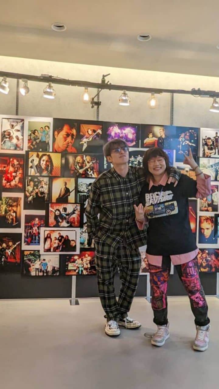 のインスタグラム：「@yoshikahorita  よしかさんはホントにパンクロッカーだな〜。 よしかさんが撮った写真達、素晴らしい作品。 世界のロッカー達と日本を代表するアーティスト達‥ フリーではいれるからぜひぜひいってみてねー！ ぼくの新作、フローティングも少し流れてるよ〜☺ 赤坂Biz towerでやってまーす！ #チームカミナリ」