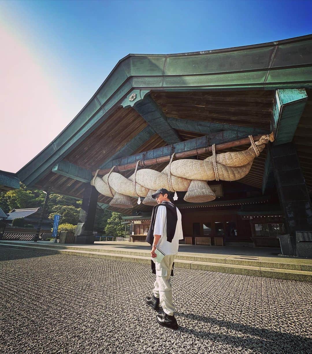 平宮博重さんのインスタグラム写真 - (平宮博重Instagram)「人生初の島根の旅。  出雲神社は縁結びの神様だそうで、 仕事でもプライベートでも良い出会いが ありますようにお祈りしてきました。 そして今ある命に感謝。  さきみたま、くしみたま、まもりたまひ、さきはへたまへ  って祈るのが正式みたい。石板に書いてあったw  #厄年男  #縁結び  #出雲大社」4月22日 21時50分 - hiroshige_narimiya