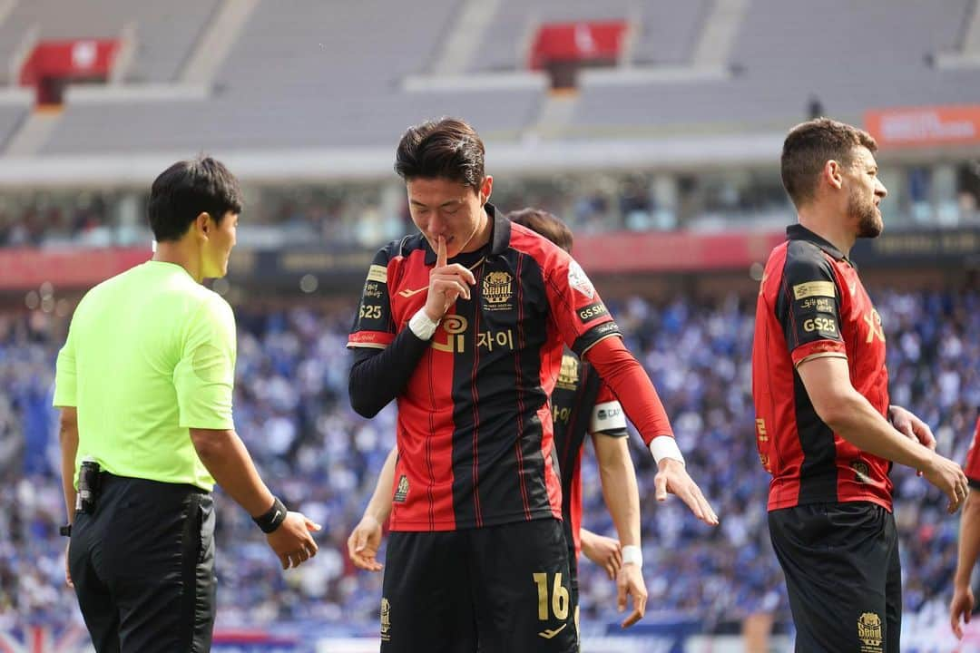 ファン・ウィジョのインスタグラム：「First Super Match🤫🖤❤️  #수호신짱」