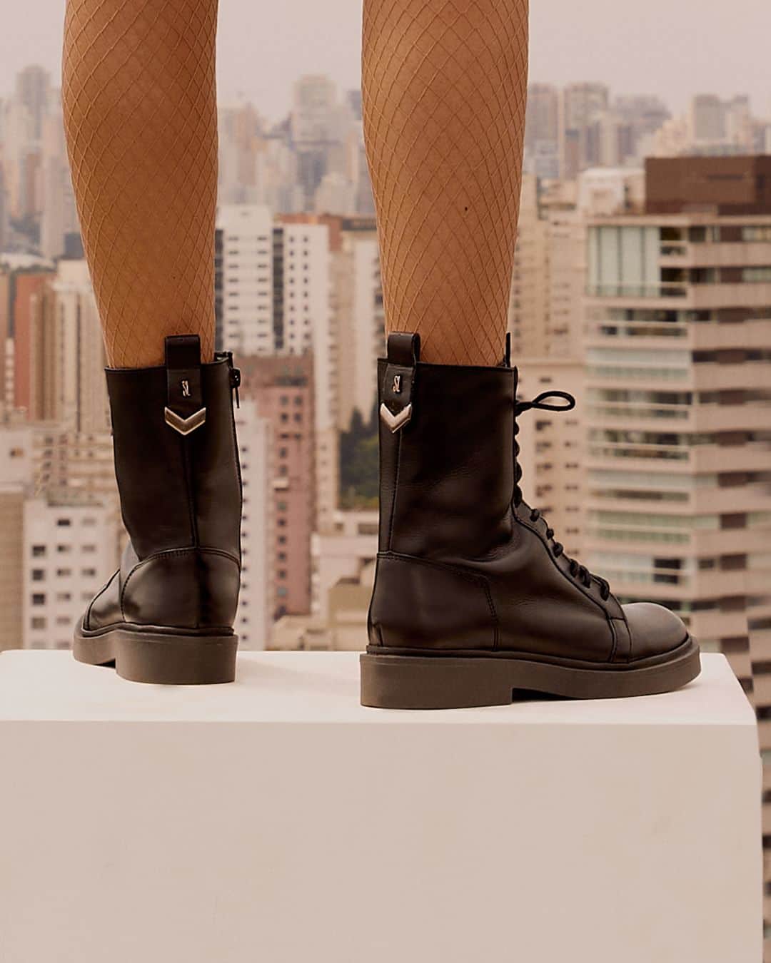 Santa Lollaのインスタグラム：「Com estilo e conforto, o coturno vai te acompanhar por toda a temporada de inverno e além. Esse modelo ainda conta com o charme extra do puxador traseiro com detalhamento de metal e logo SL. Conta como você vai usar o seu! [ 03DF.2881.0151.0001 | R$349,90 ] #santalolla #santalollainv23 #SLboots #combatboots」