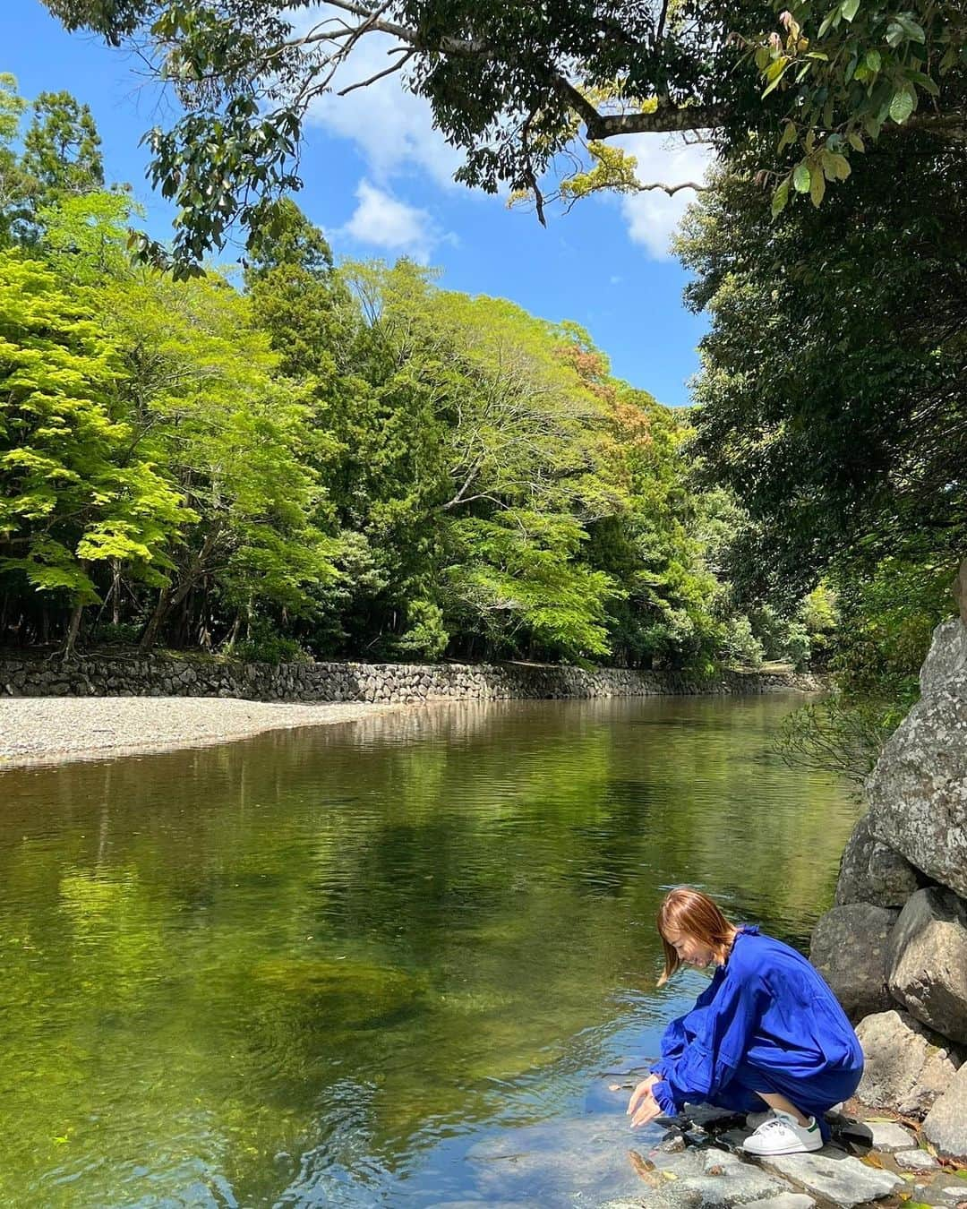 内田絢子のインスタグラム：「今年初の伊勢神宮⛩ とても清々しい1日でした。  猿田彦神社と佐瑠女神社へもお参りして、 シュッと気持ちが整いました。  お昼に食べた牛まぶしも美味しかった♡ しっかりパワーチャージできたので、 新年度も頑張ります！！  #伊勢神宮 #五十鈴川 #猿田彦神社 #佐瑠女神社」