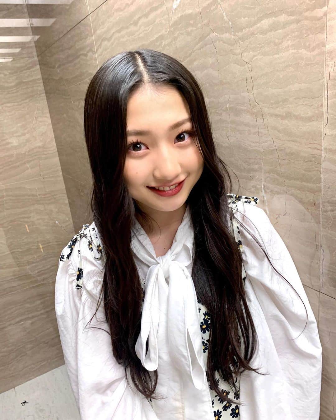 塩月希依音のインスタグラム：「こっちからはあまり撮らないから珍しいかも、🤍🖤  #ブラウス#リボン#リボンブラウス #jk#ljk #05#05년생 #05line #ootd」