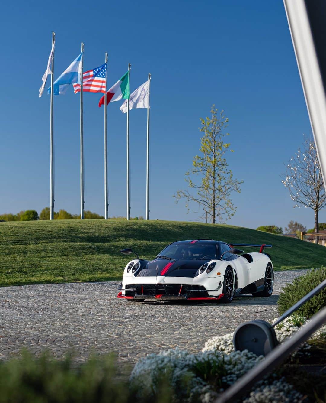パガーニ・アウトモビリのインスタグラム：「#HuayraBC Tempesta Package by #PaganiOfficina: the next level of performance.   This Hypercar, born from a customer's American dream, takes the livery of the #ZondaCinque but, thanks to bodywork upgrades, becomes even more aggressive and unique.   #Pagani #Huayra」