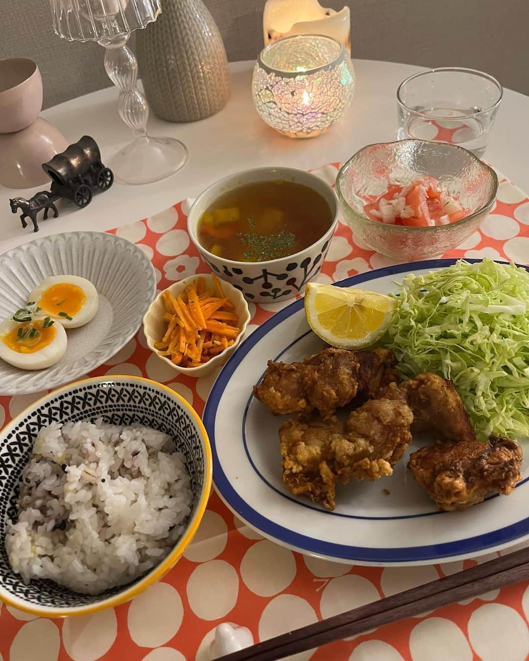 早川聖来のインスタグラム：「🍚🐣  #せらずきっちん  揚げ物にチャレンジ。唐揚げ作ってみました。 副菜に ✔︎にんじんナムル ✔︎煮卵 ✔︎トマトのマリネ スープは ✔︎エビとパプリカのコンソメスープ でした。  とっても美味しかったです！  #乃木坂46 #早川聖来 #seiragram  #からあげ定食  #やけど に注意⚠︎」